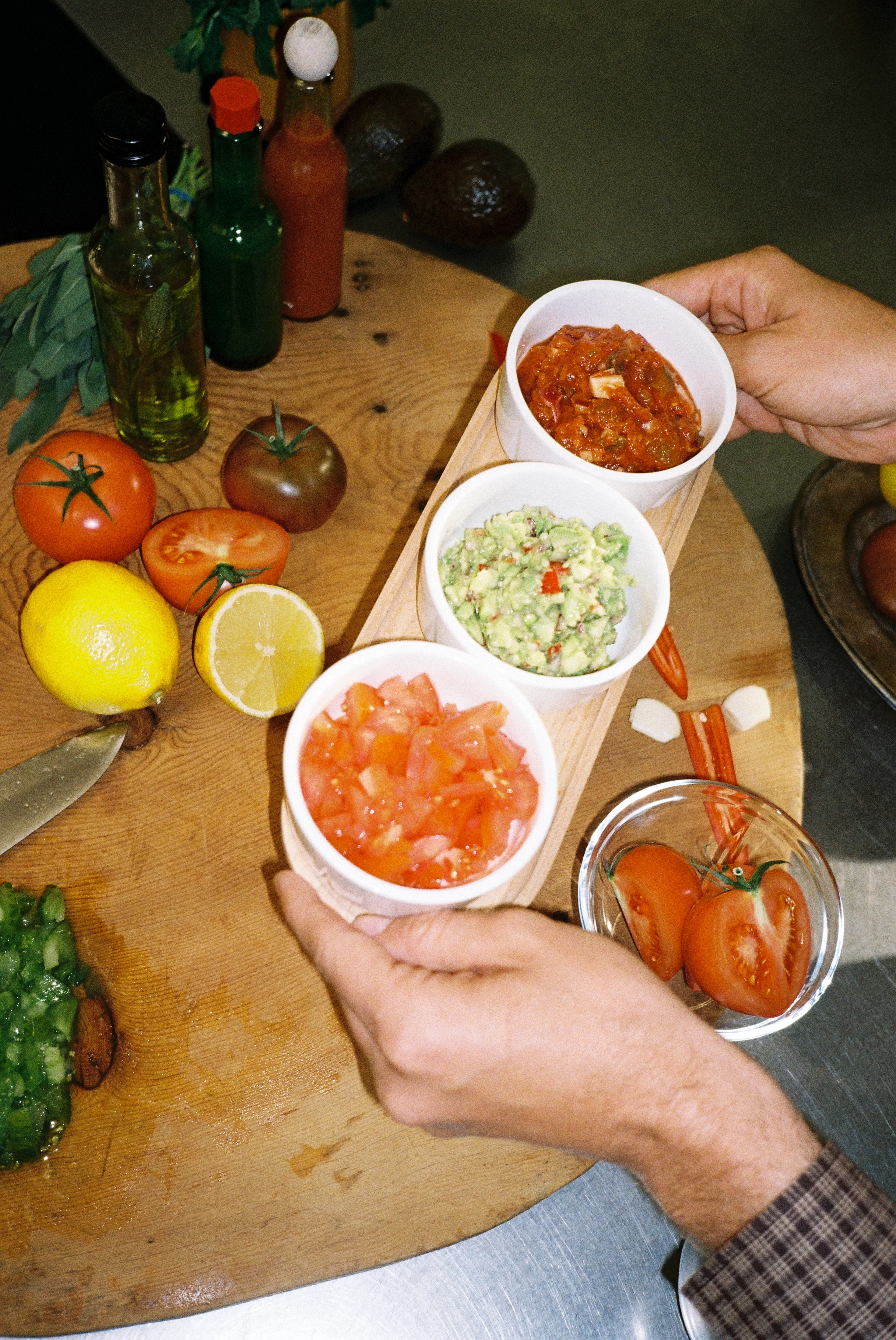 Rosendahl Grand Cru skåle med salsa, guacamole og tomat på træbræt med friske ingredienser