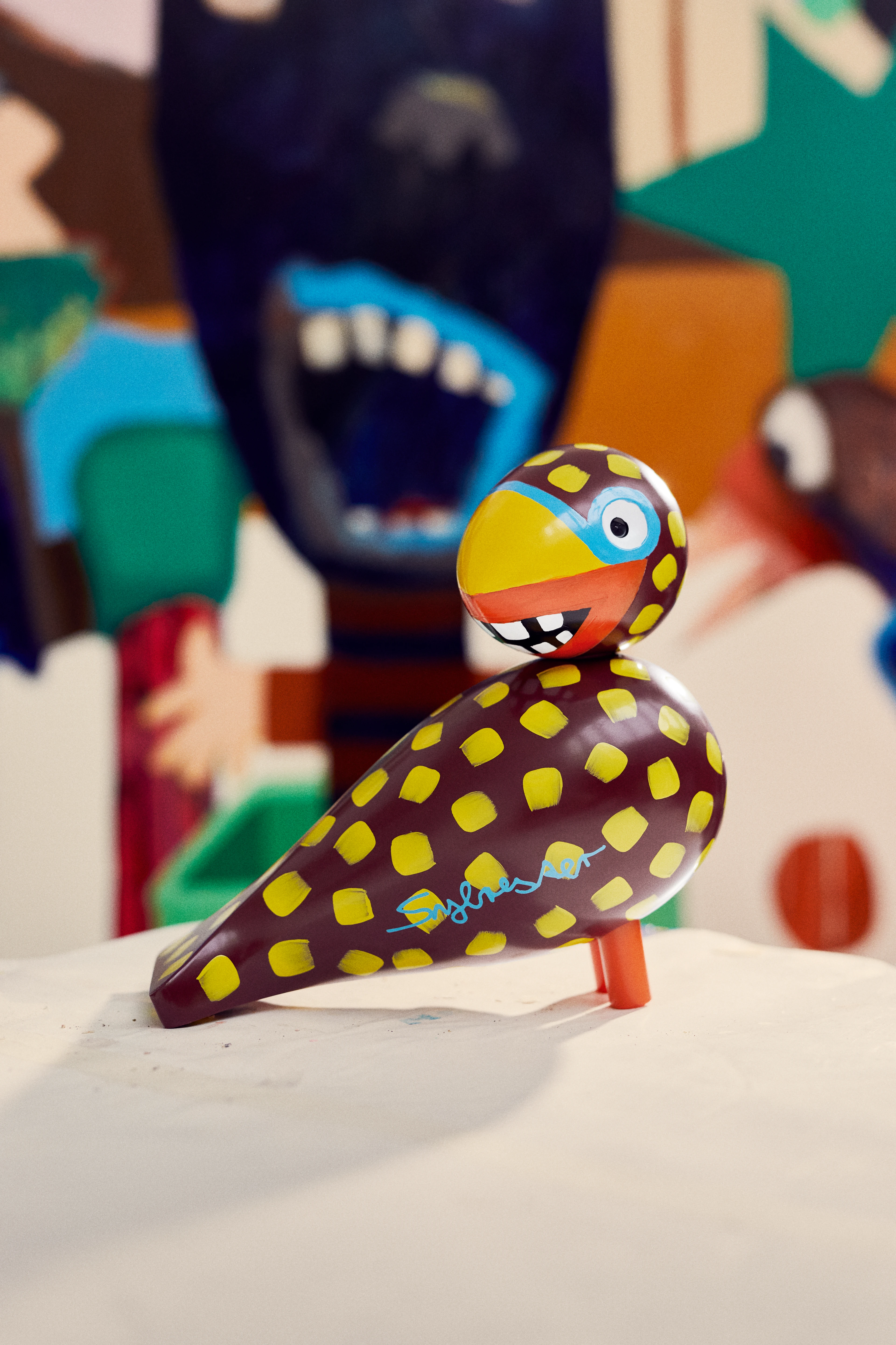 x Leif Sylvester Sangfugl 2025 H20 cm fra Kay Bojesen i fargen Laughing bird, laget av Tre