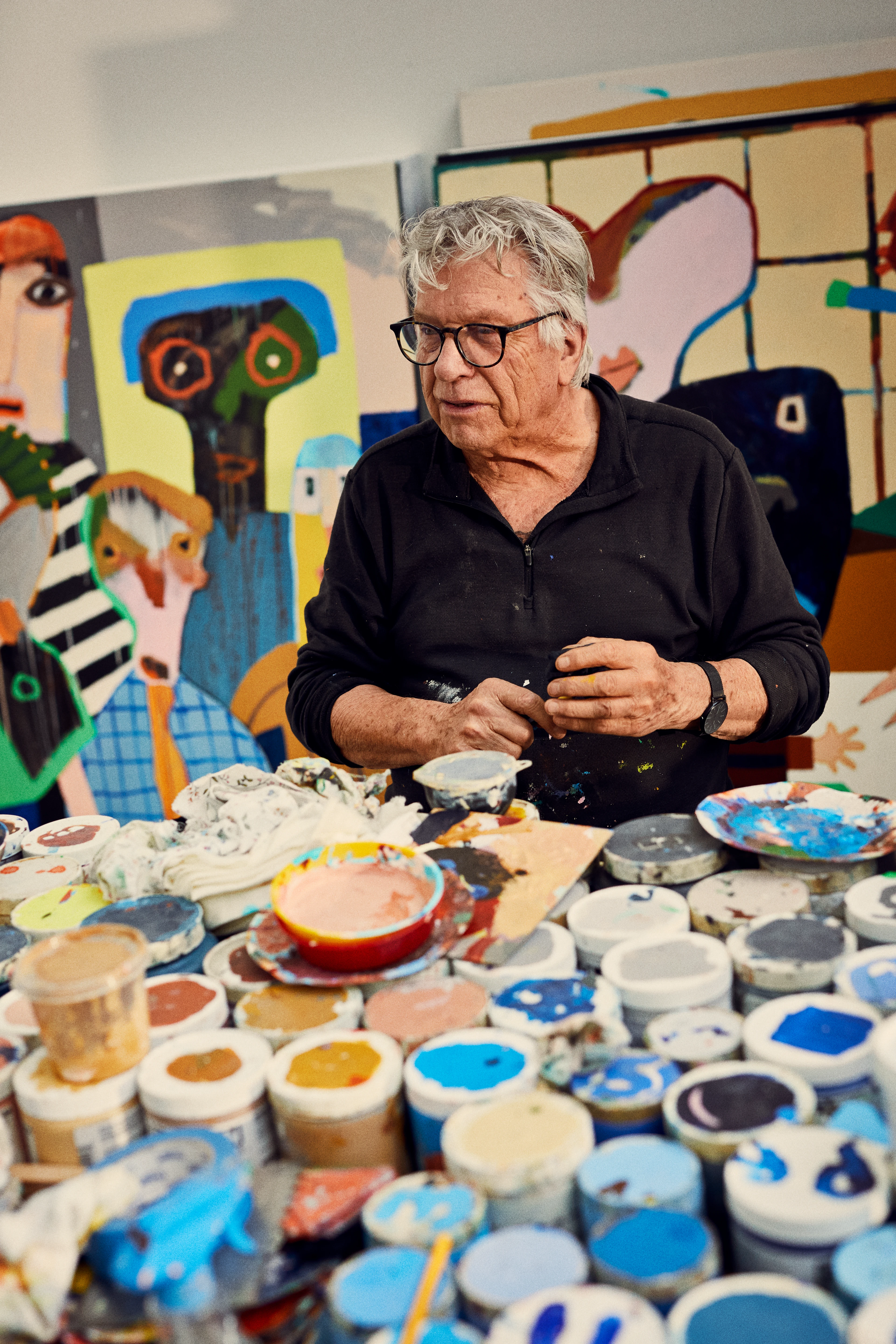 Leif Sylvester og kunst i bakgrunnen