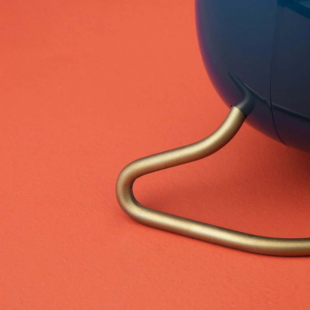 Bordsur Ø11 cm från Arne Jacobsen i färgen Petroleum/Vit, tillverkad av Plast