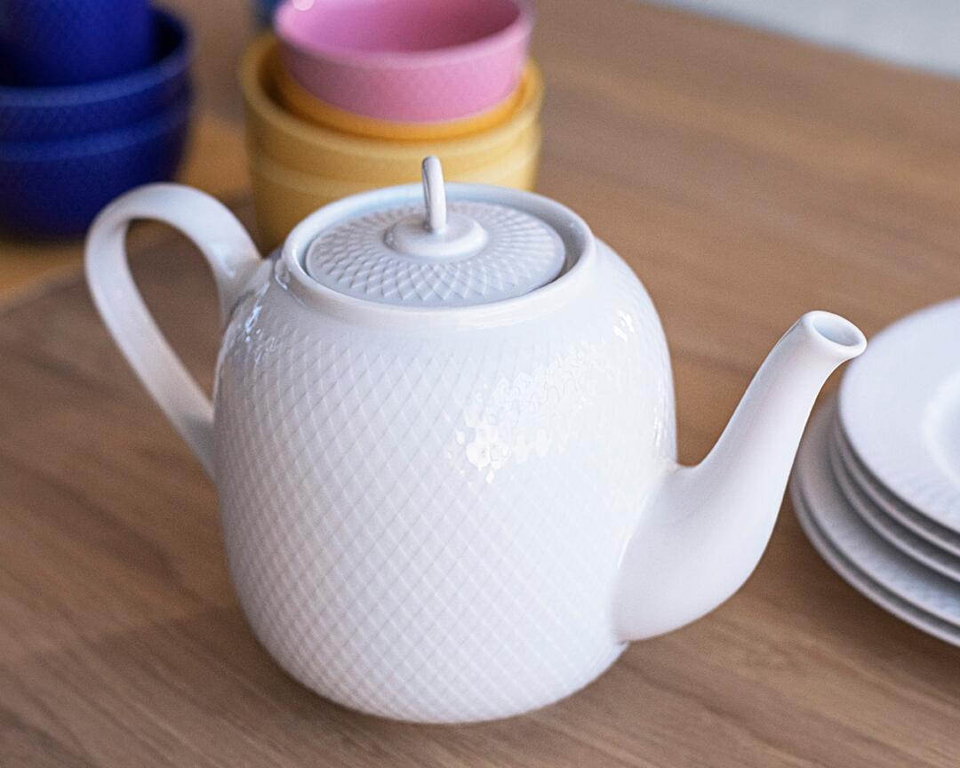 Tekande fra Rhombe hvid porcelænskande. Skåle og kande i Rhombe serien fra Lyngby Porcelæn.