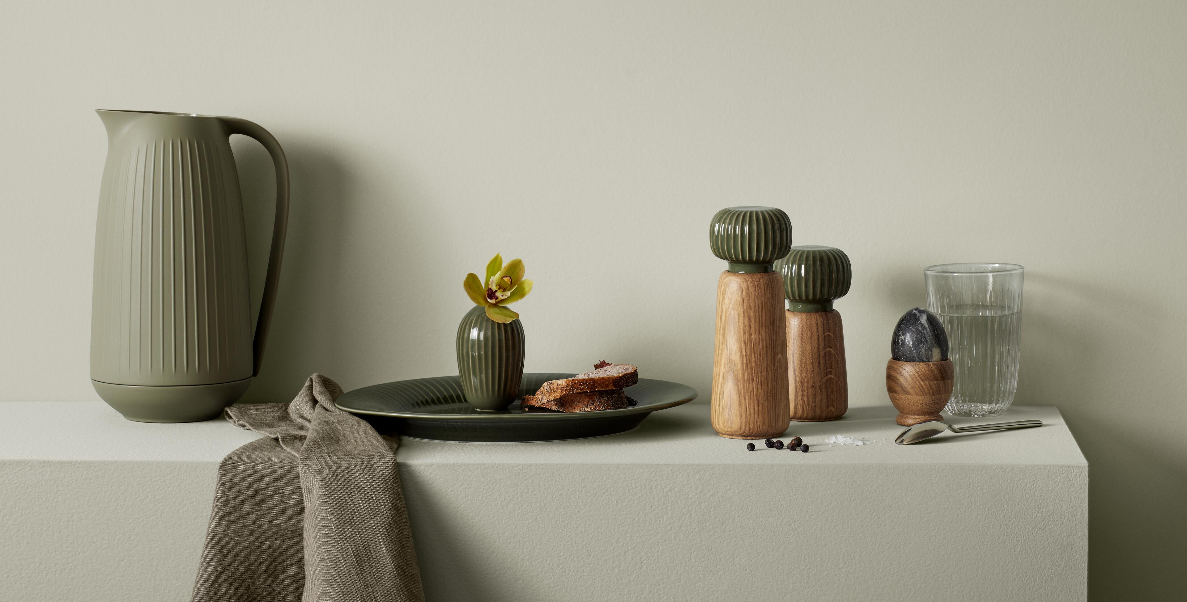 Salt and pepper mills from Kähler in wood with a dark green lid in fluted porcelain