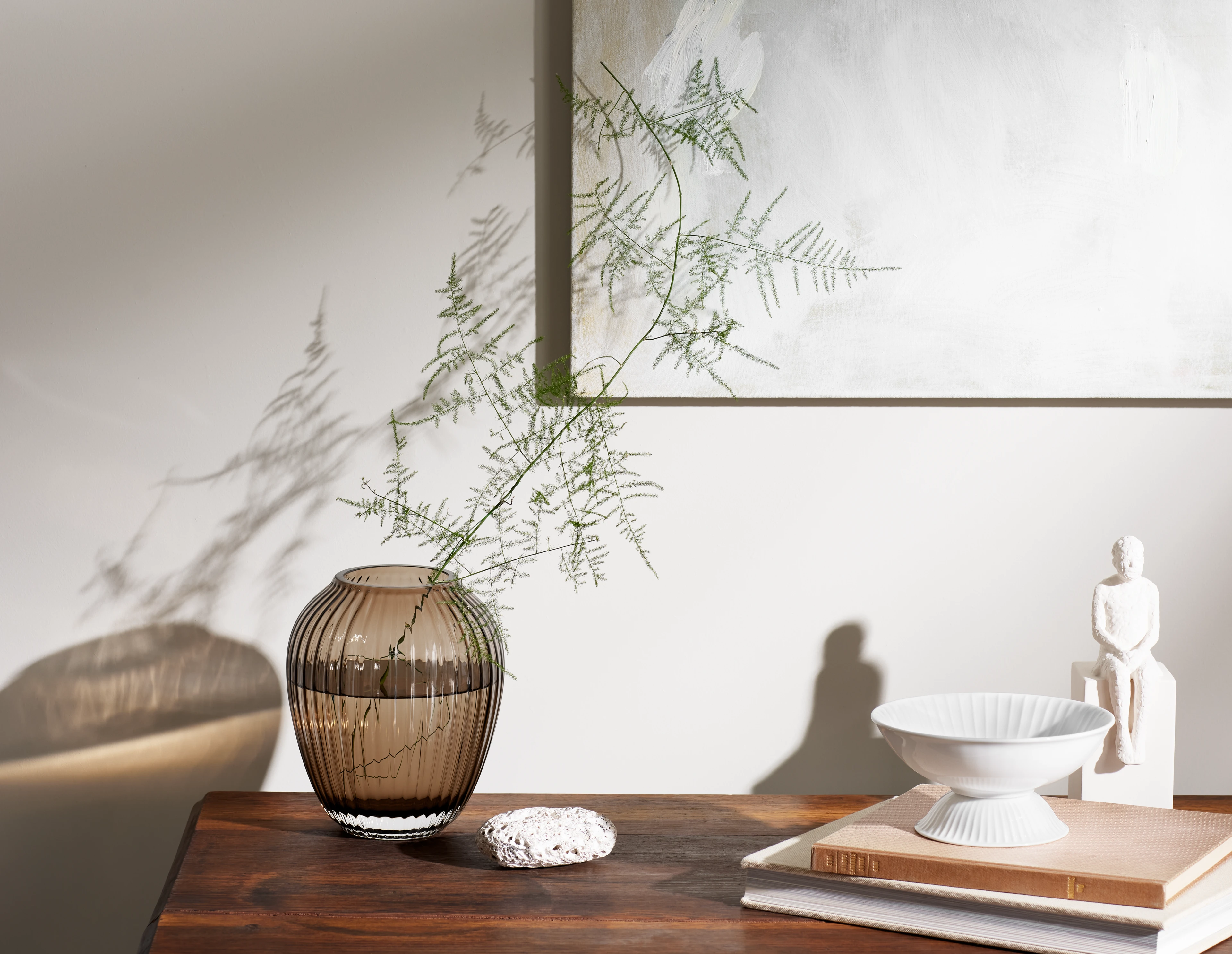 Kähler figurer och dekoration på bord med dukar och torkade blommor, stilren dansk design