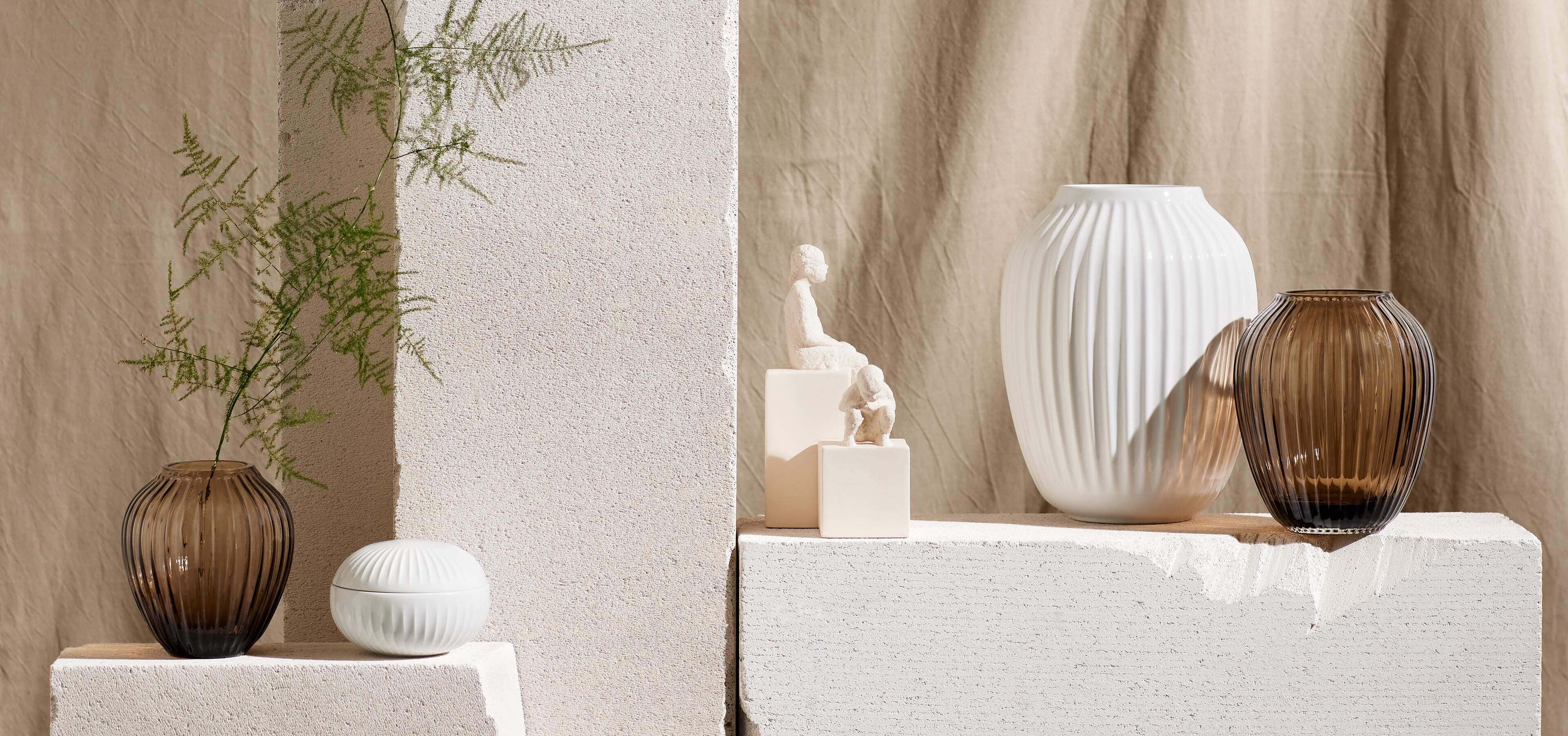 Kähler Figuren und Skulpturen. Vasen aus geriffeltem Glas und Porzellan von Kähler Design in der Hammershøi-Serie