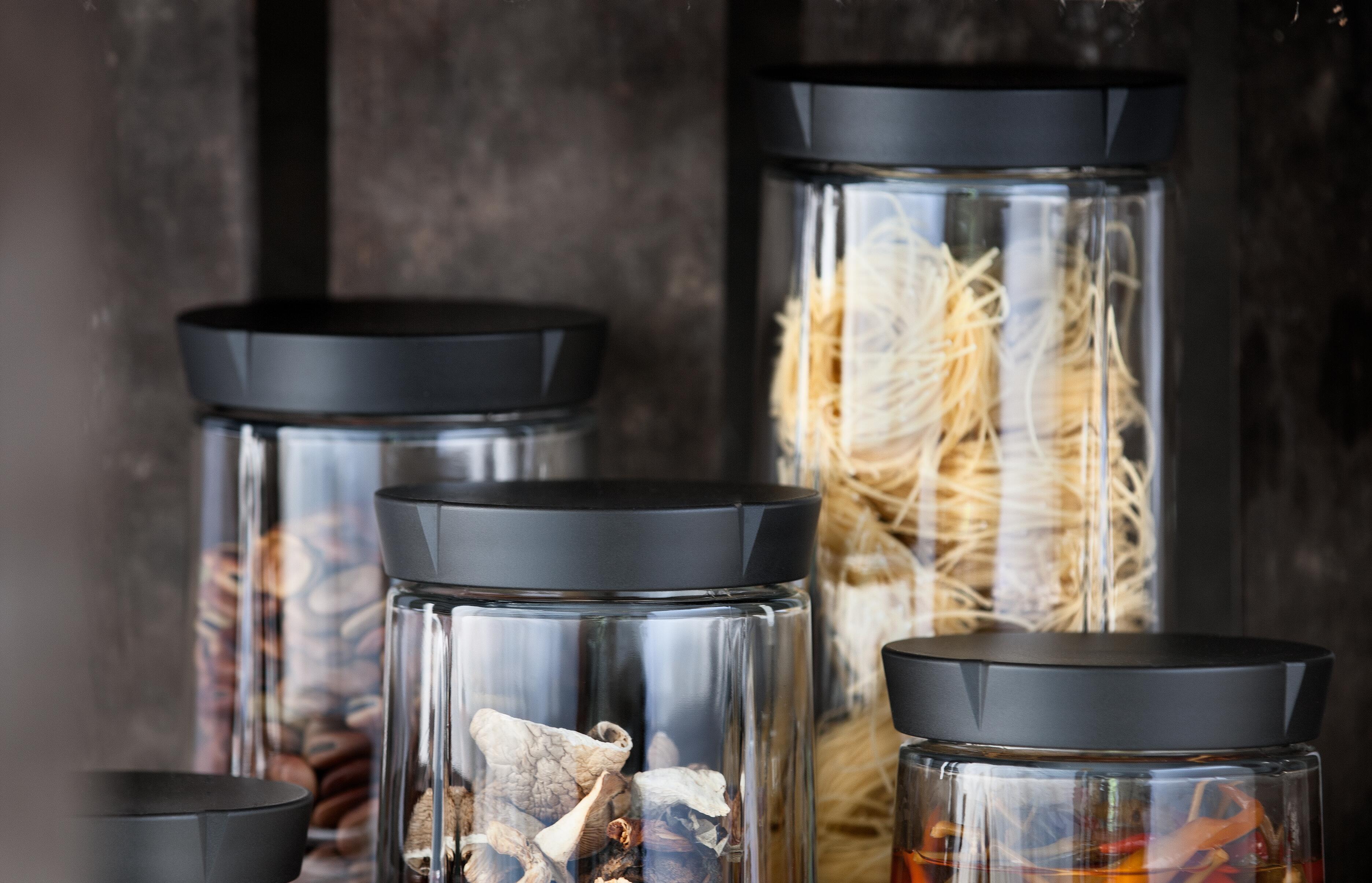 Storage in jar from Rosendahl Gran Cru. Storage jars with black lids