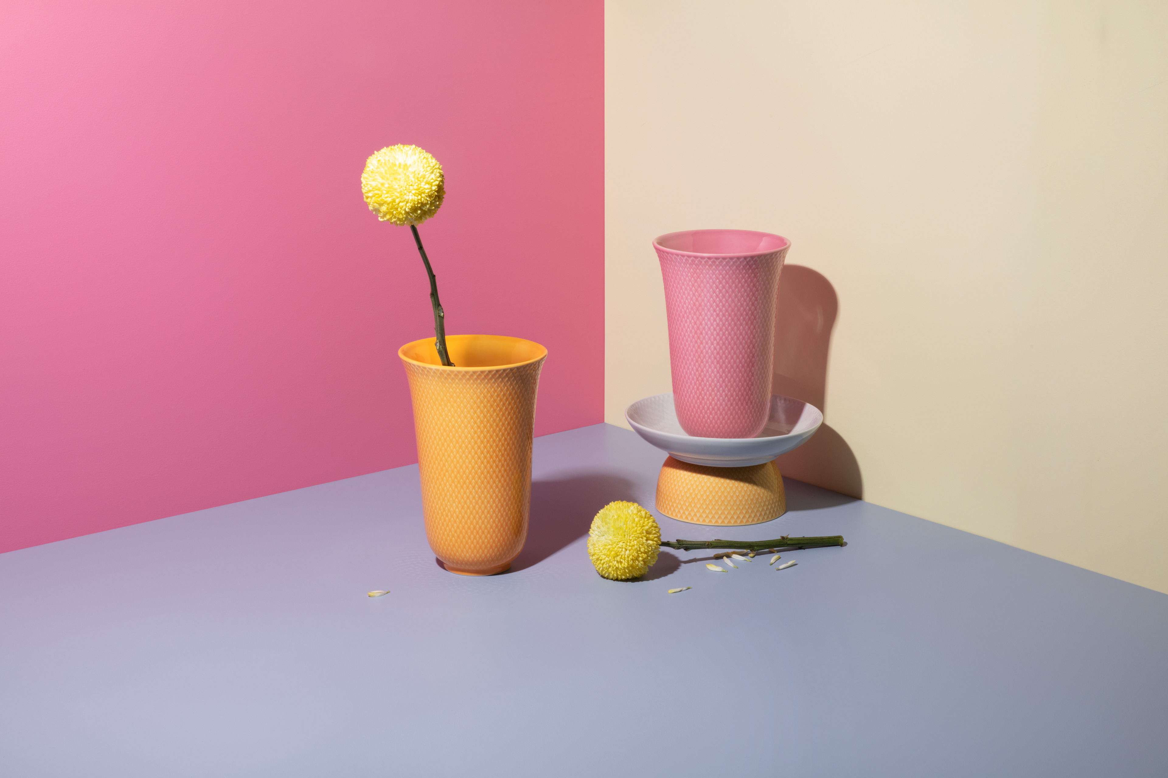 Rhombe Color Vasen in verspielten Miami-Pastelltönen, inspiriert von den alten Form-Vasen von Lyngby Porcelæn