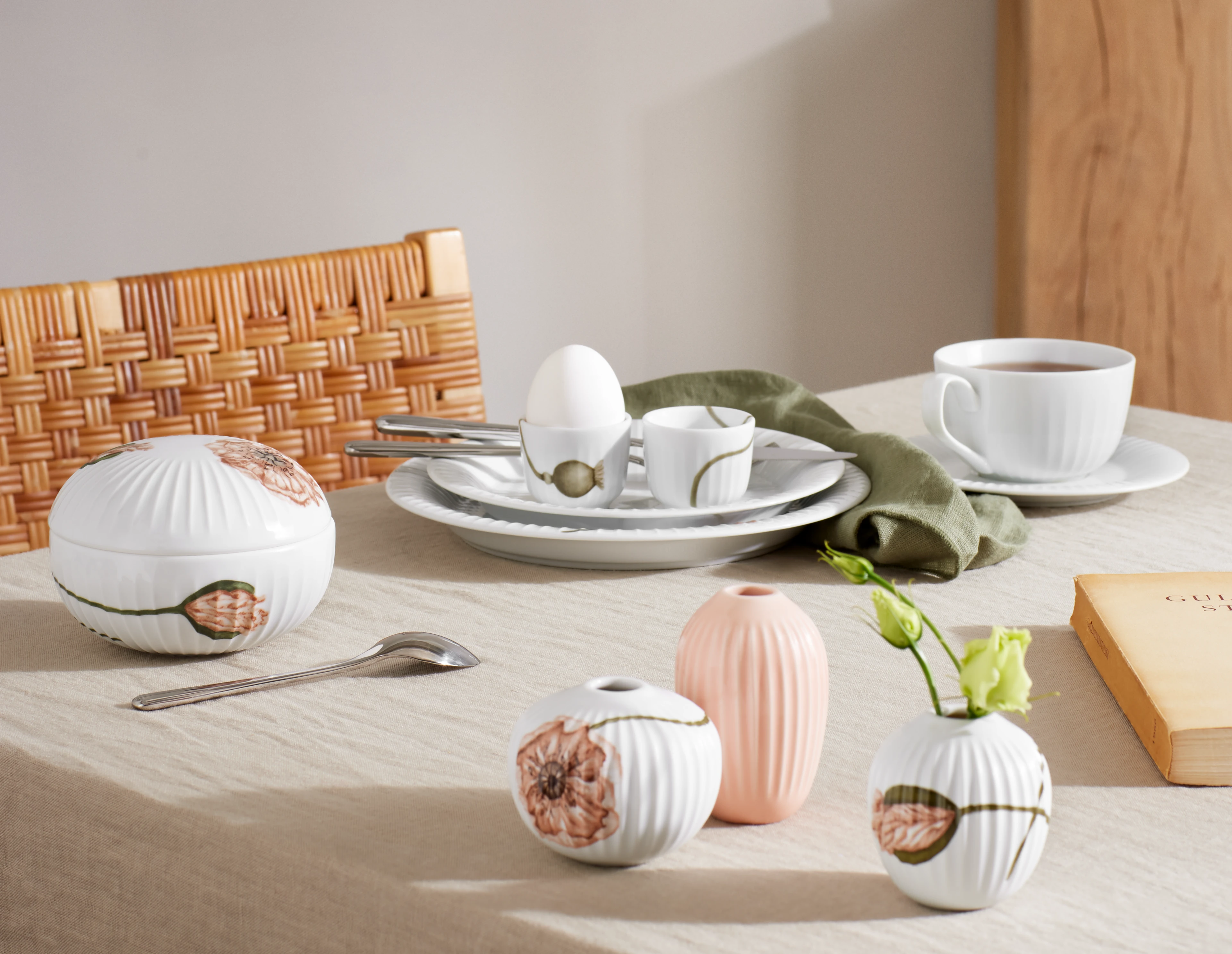 Kähler Hammershøi vase med blomster på bord, stilrent dansk design i lyse farver
