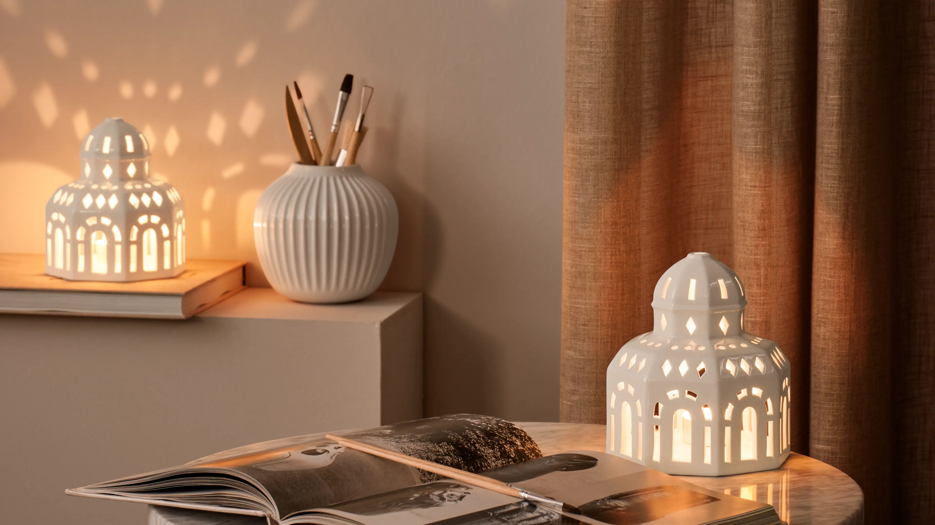 Urbania light houses from Kähler design in white porcelain. Kähler porcelain vase with rifles