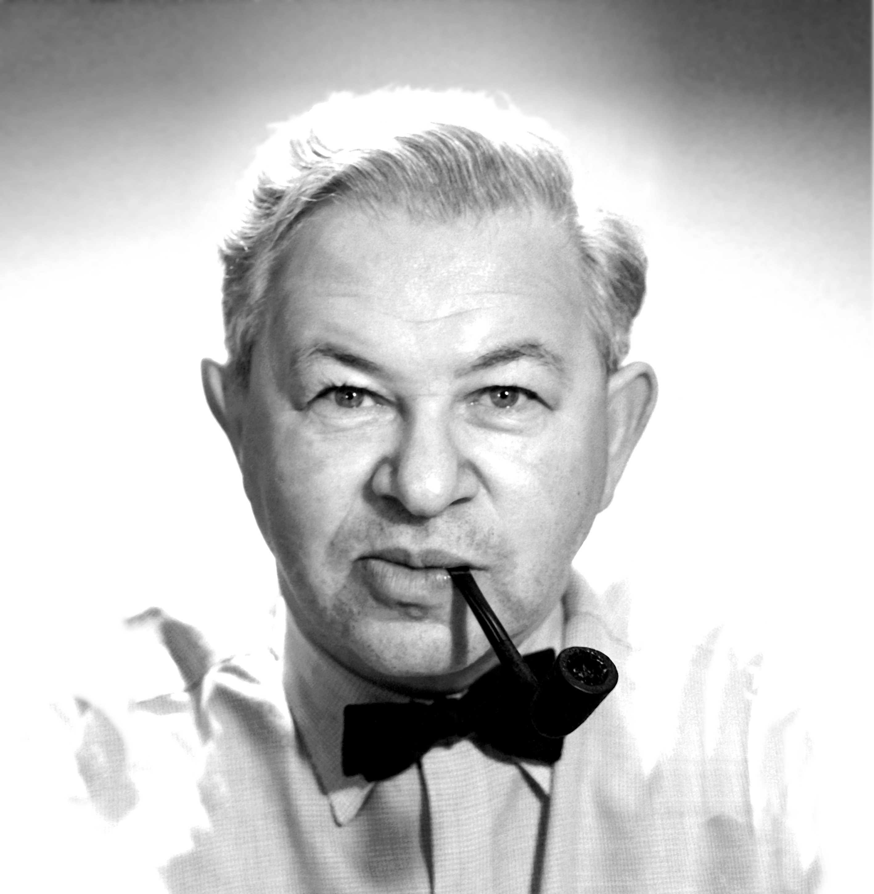 Porträttfoto på Arne Jacobsen med en pipa i munnen