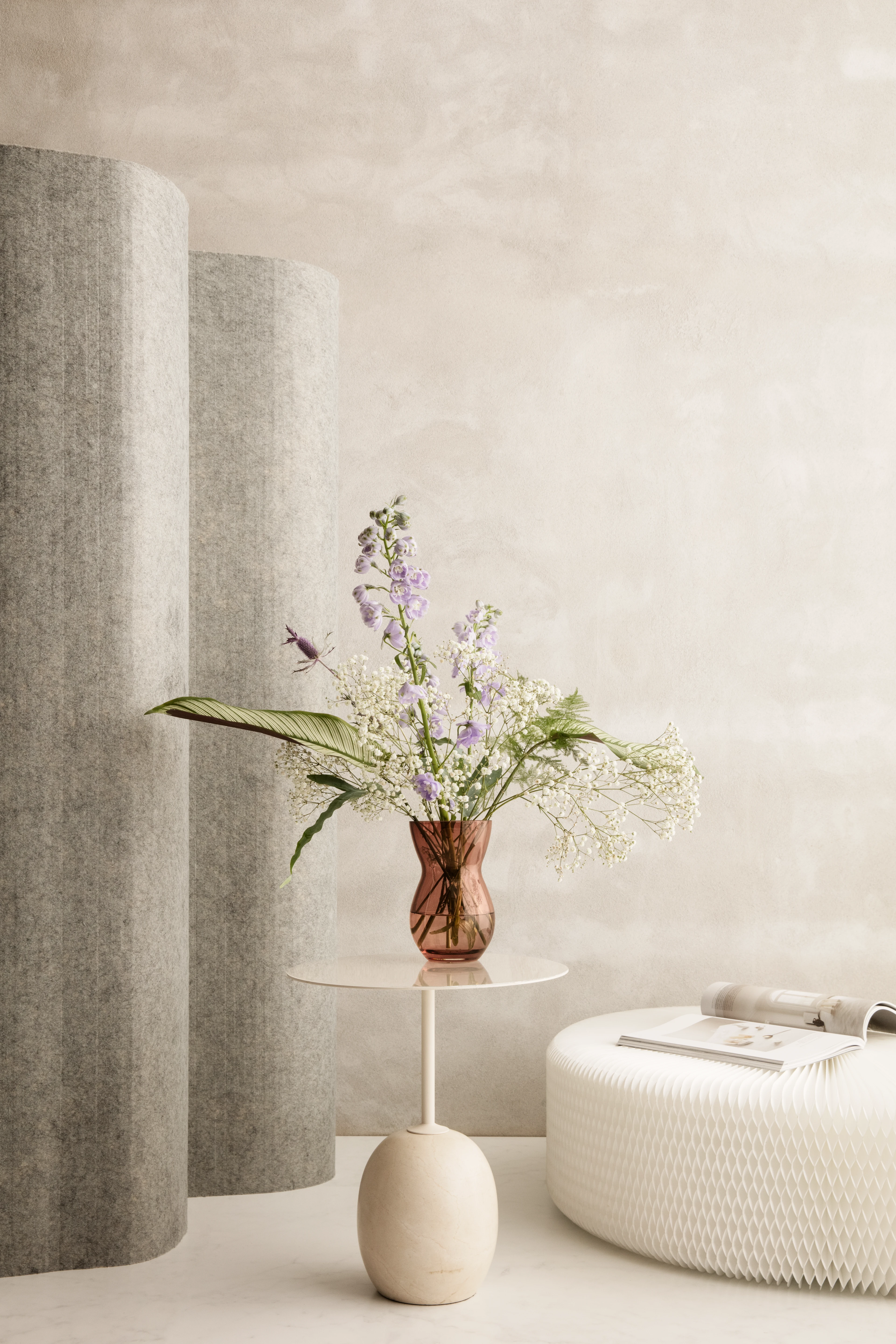 Vas H21 cm från Holmegaard i färgen Burgundy, tillverkad av Glas