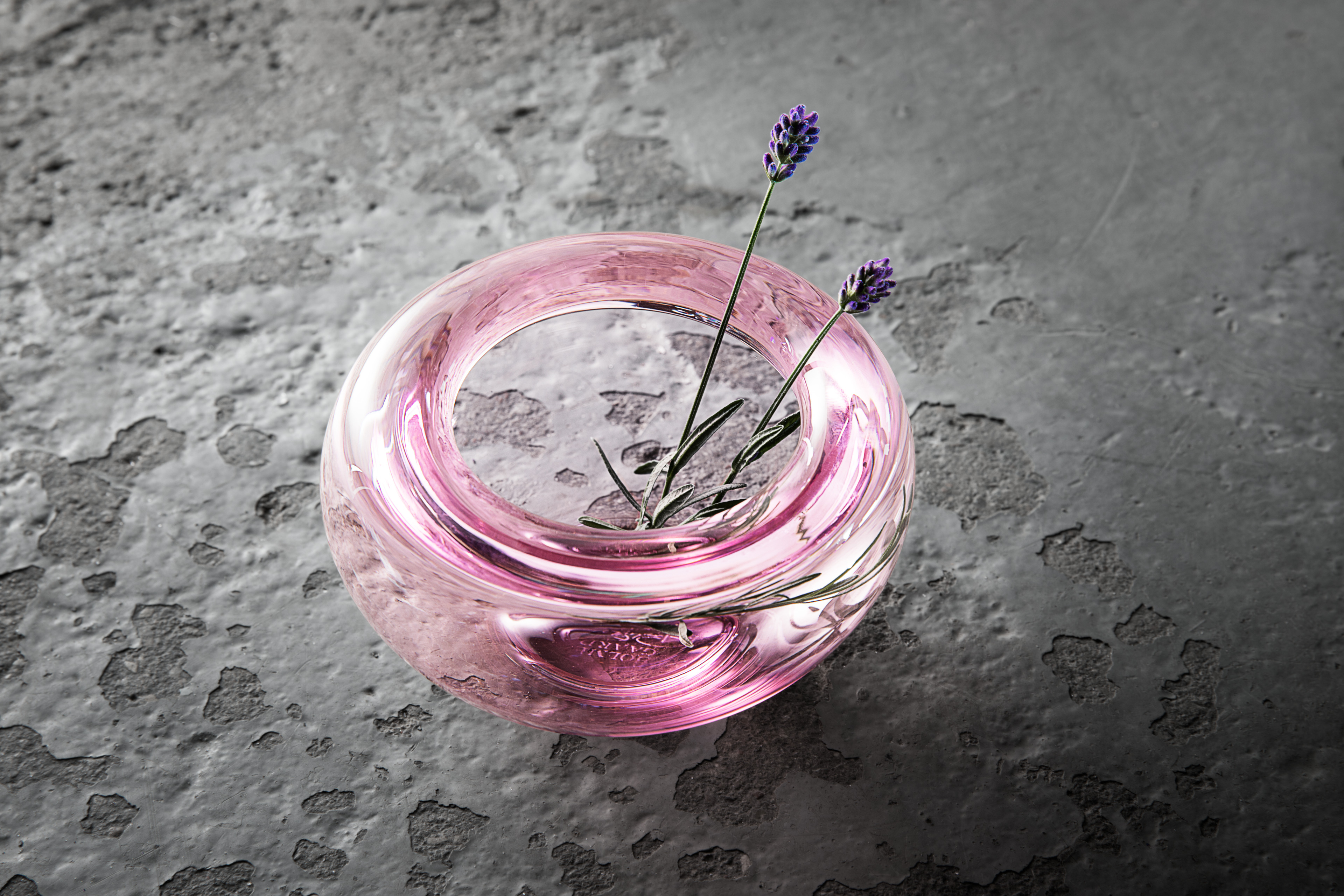 Rosa skål från Holmegaard med ett lavendelhalm i