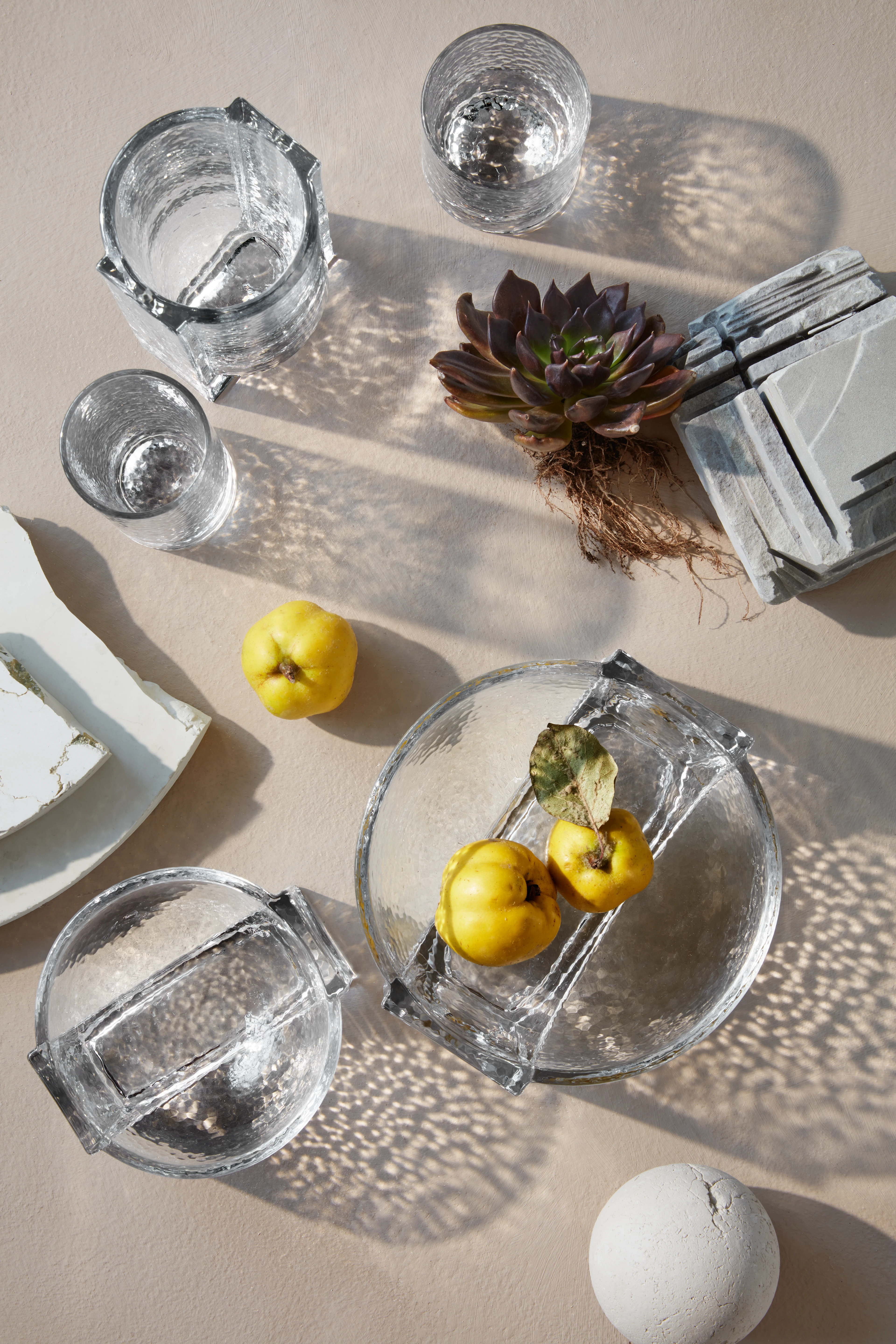 Två skålar och tre vaser på ett bord från Holmegaard