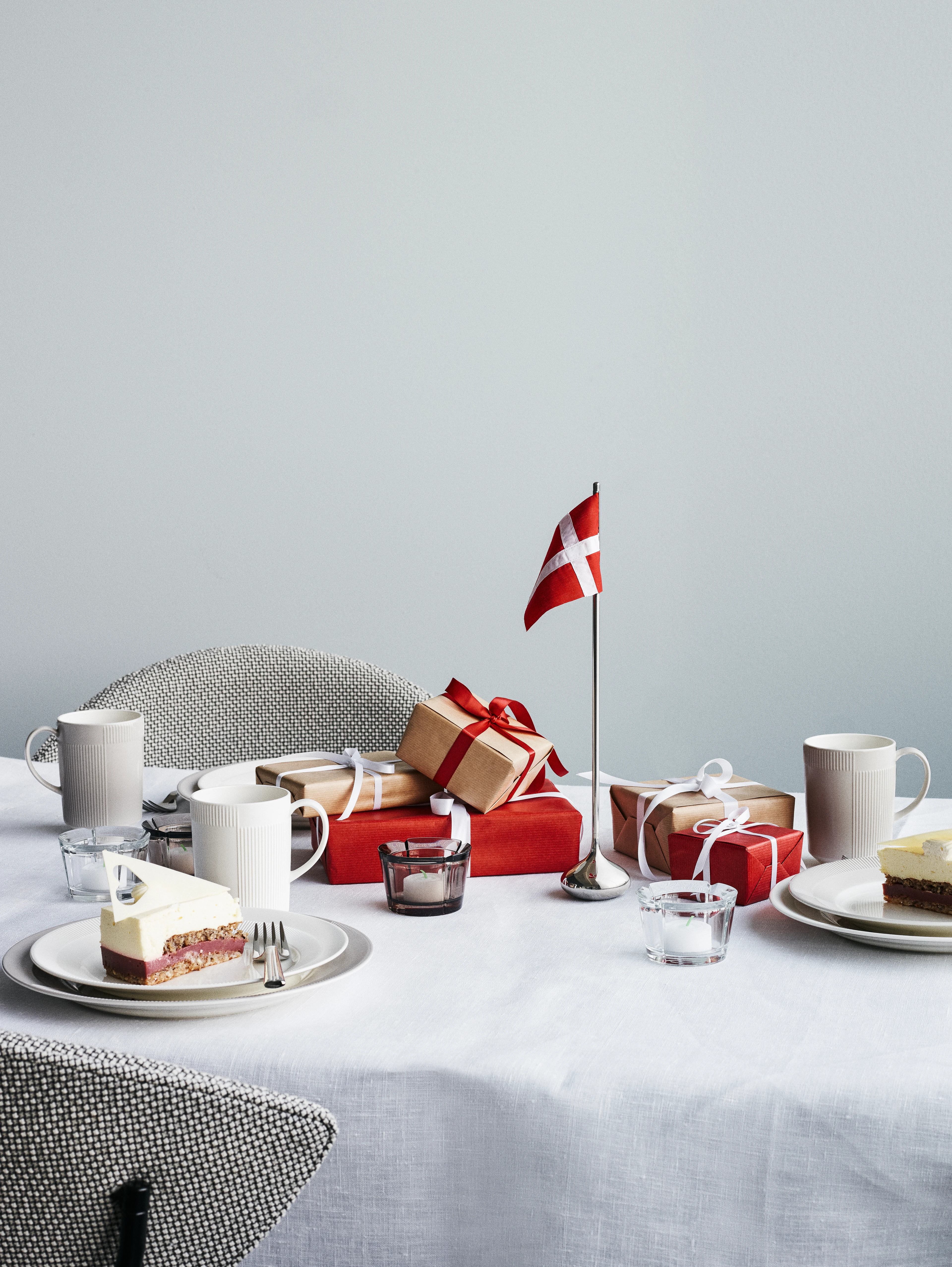 Bordflag dansk H35 cm fra Rosendahl i farven Sølvfarvet, lavet af Metal