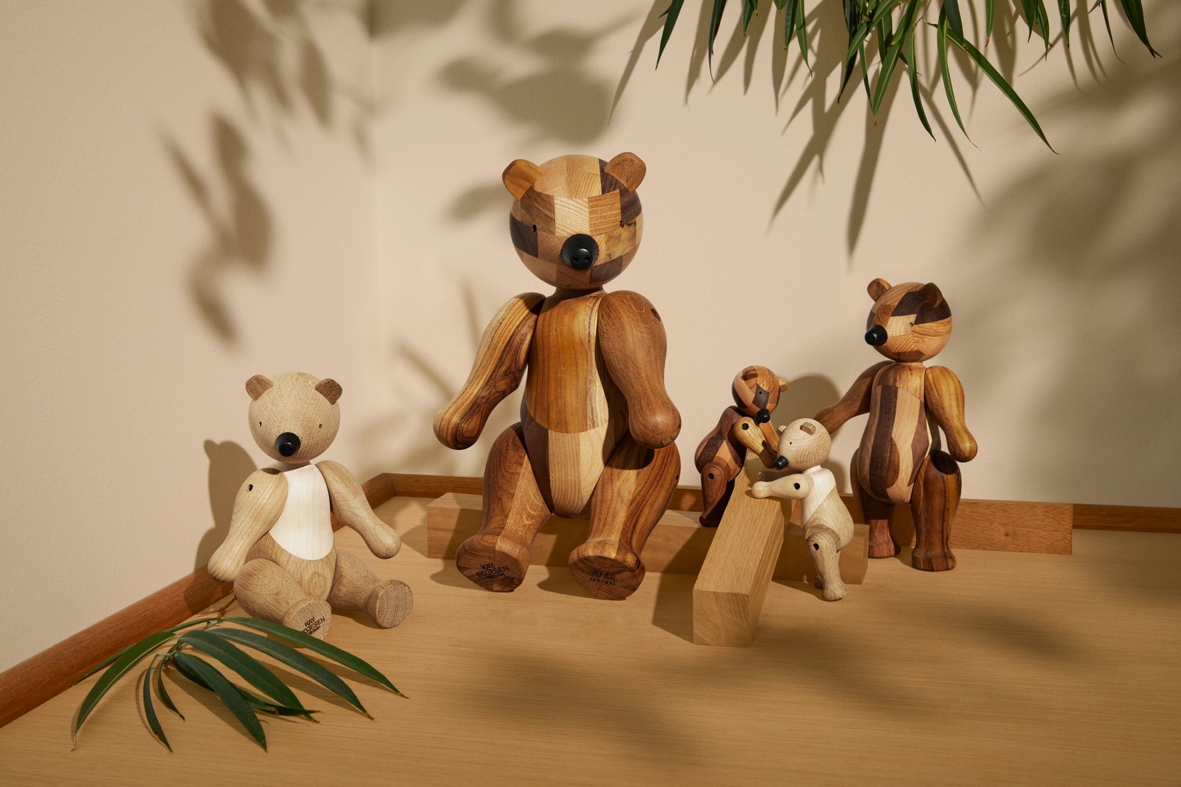 Reworked anniversary Björn stor från Kay Bojesen i färgen Mixed wood, tillverkad av Trä