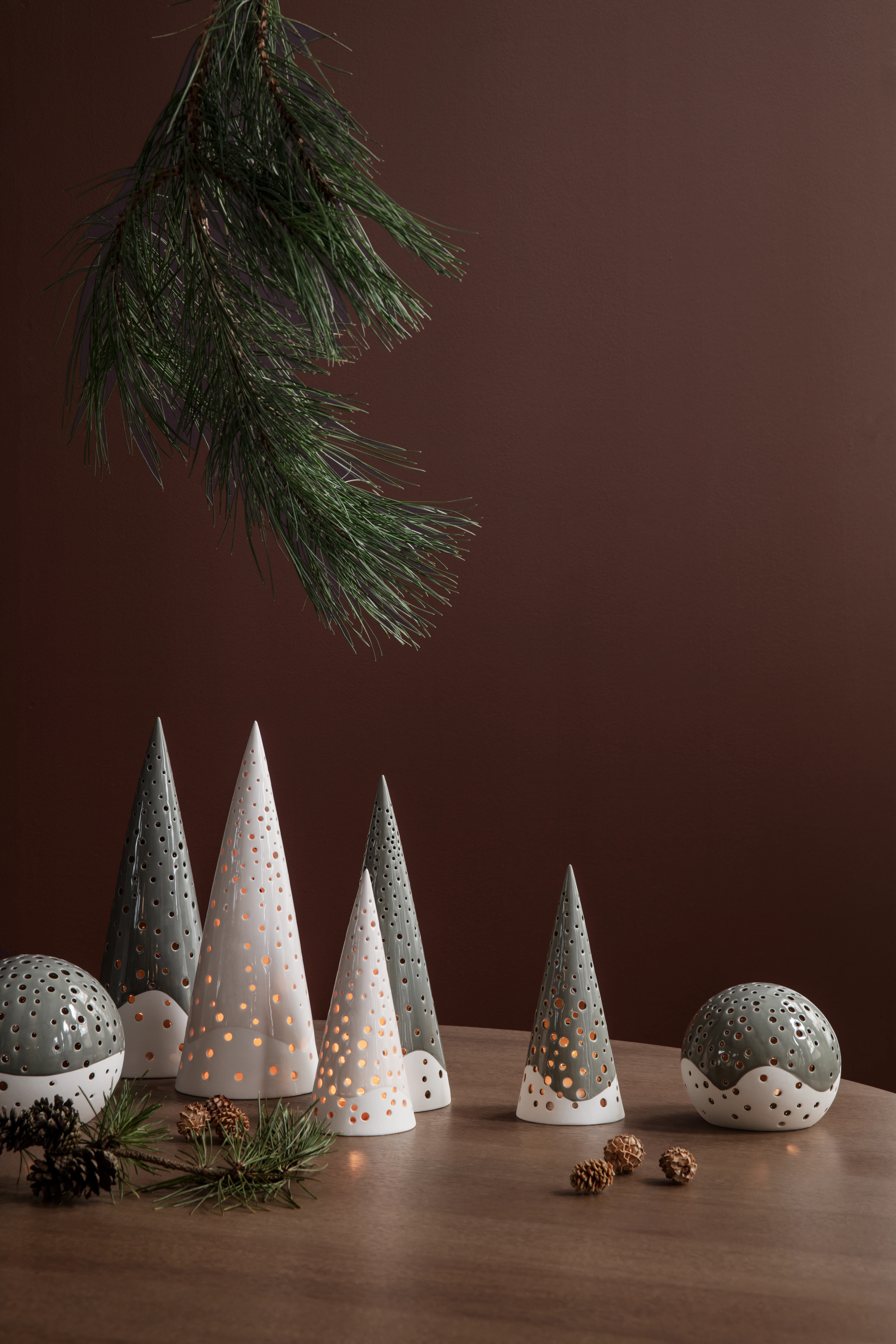 Teelichthalter hoch H30 cm von Kähler in der Farbe Olivgrün, hergestellt aus Keramik