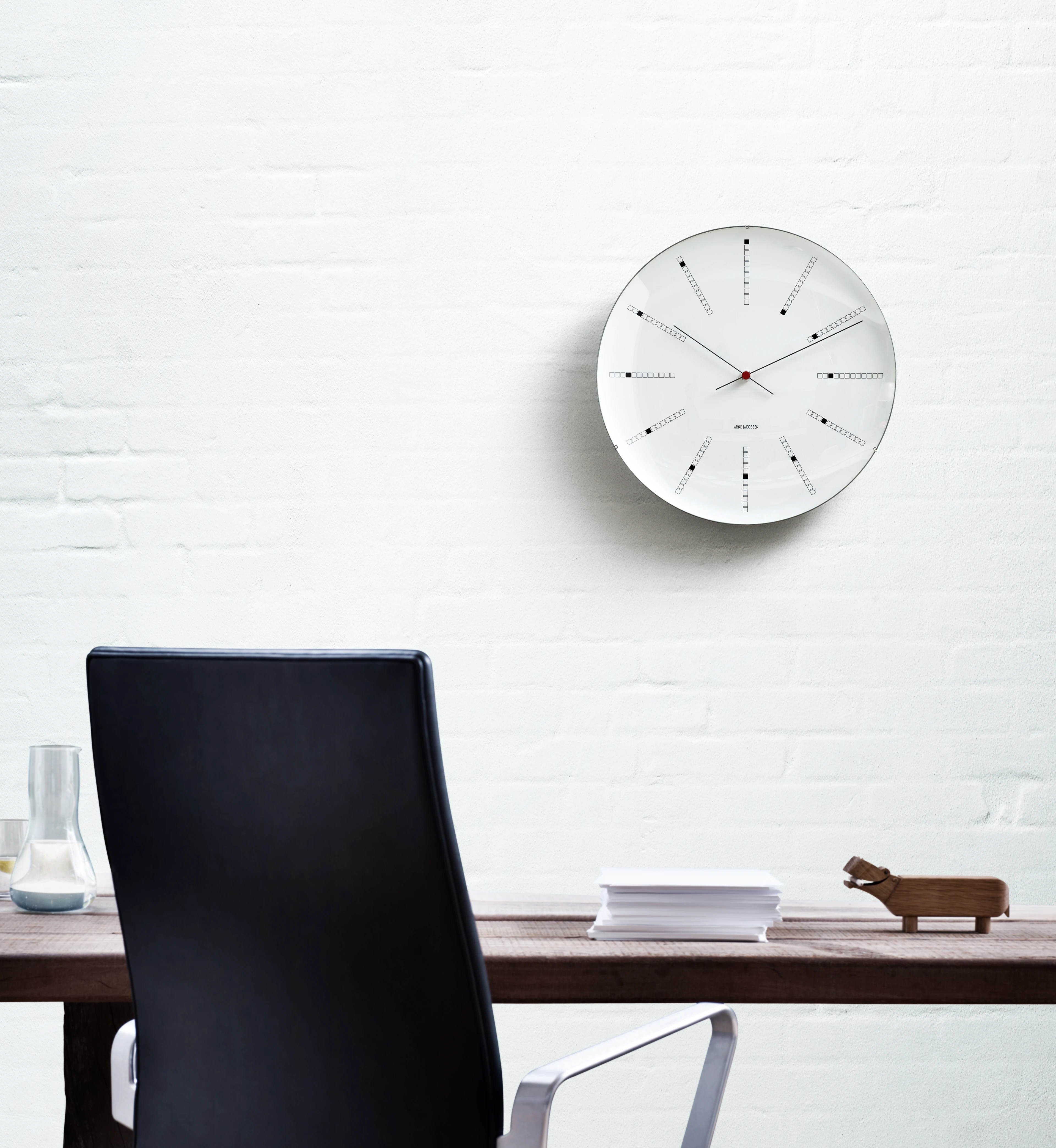 Väggur Ø21 cm från Arne Jacobsen i färgen Vit/Svart/Röd, tillverkad av Metall