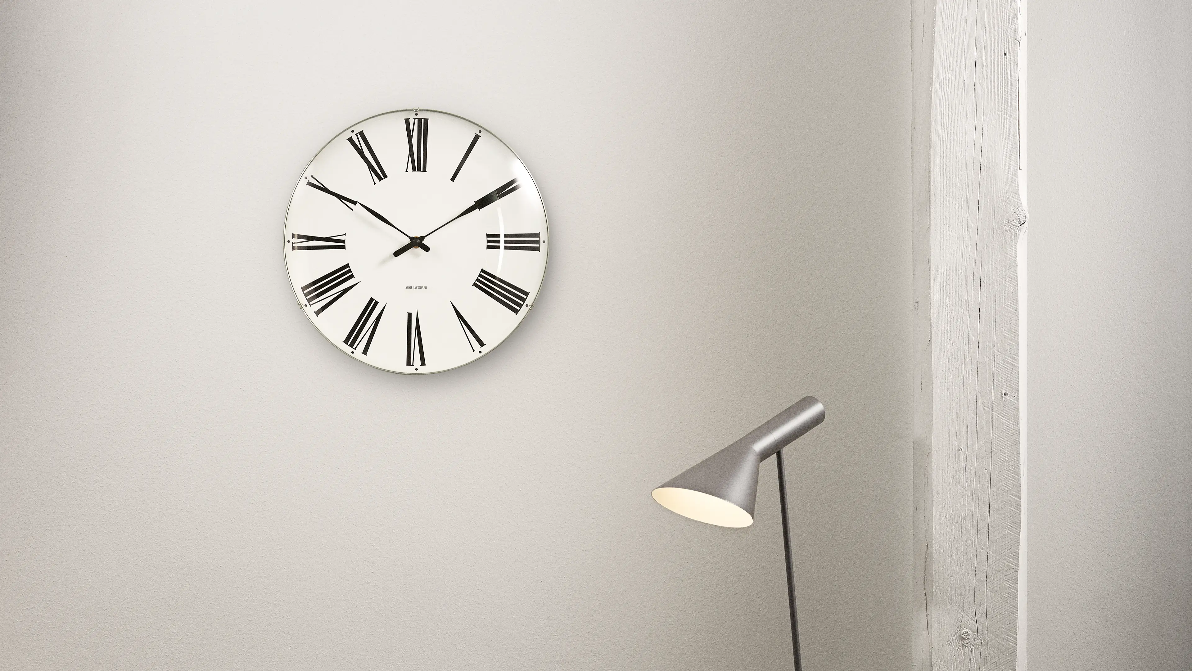 Roman vægur fra Arne Jacobsen Clocks