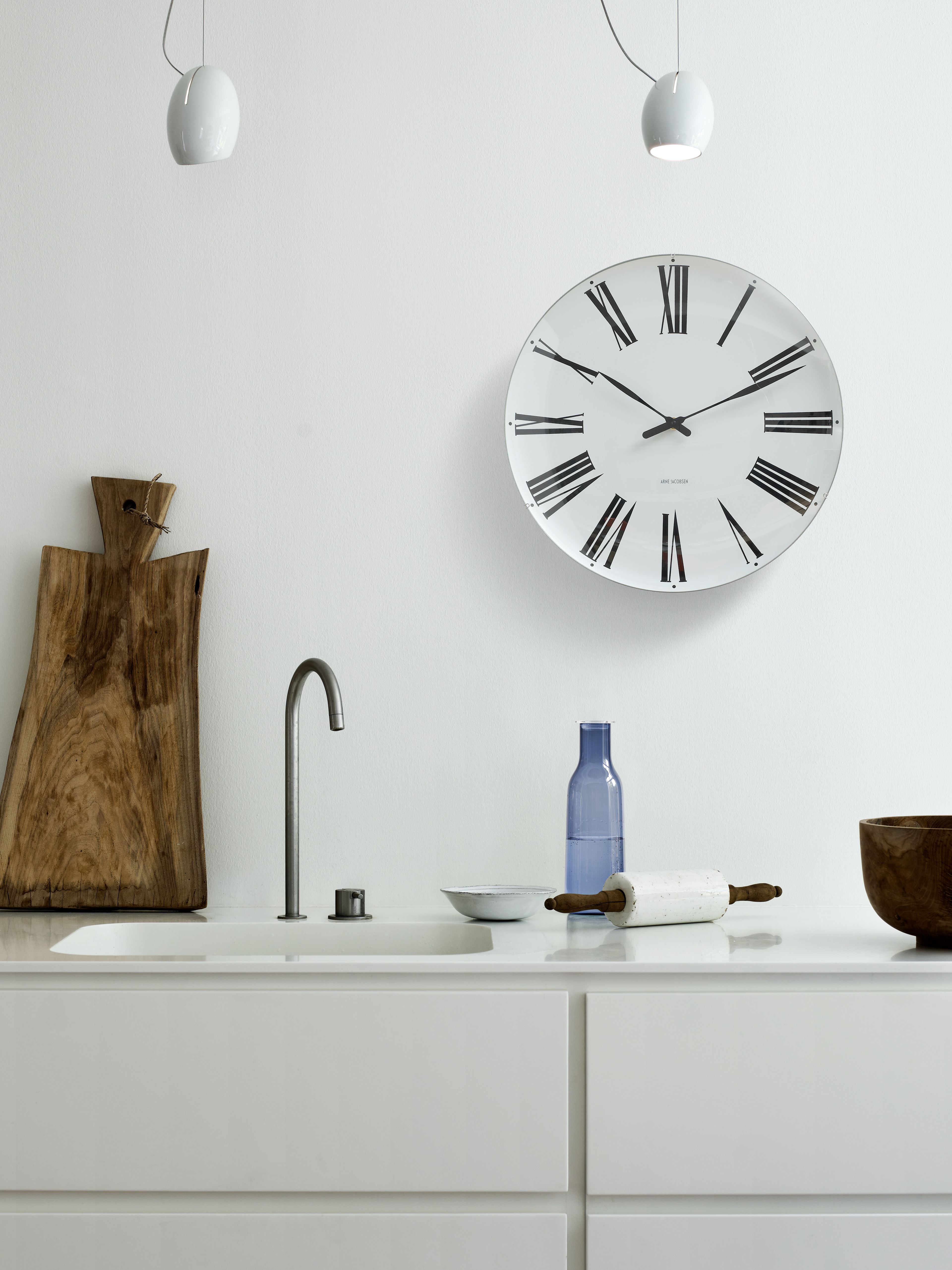 Hvit Roman veggklokke fra Arne Jacobsen Clocks