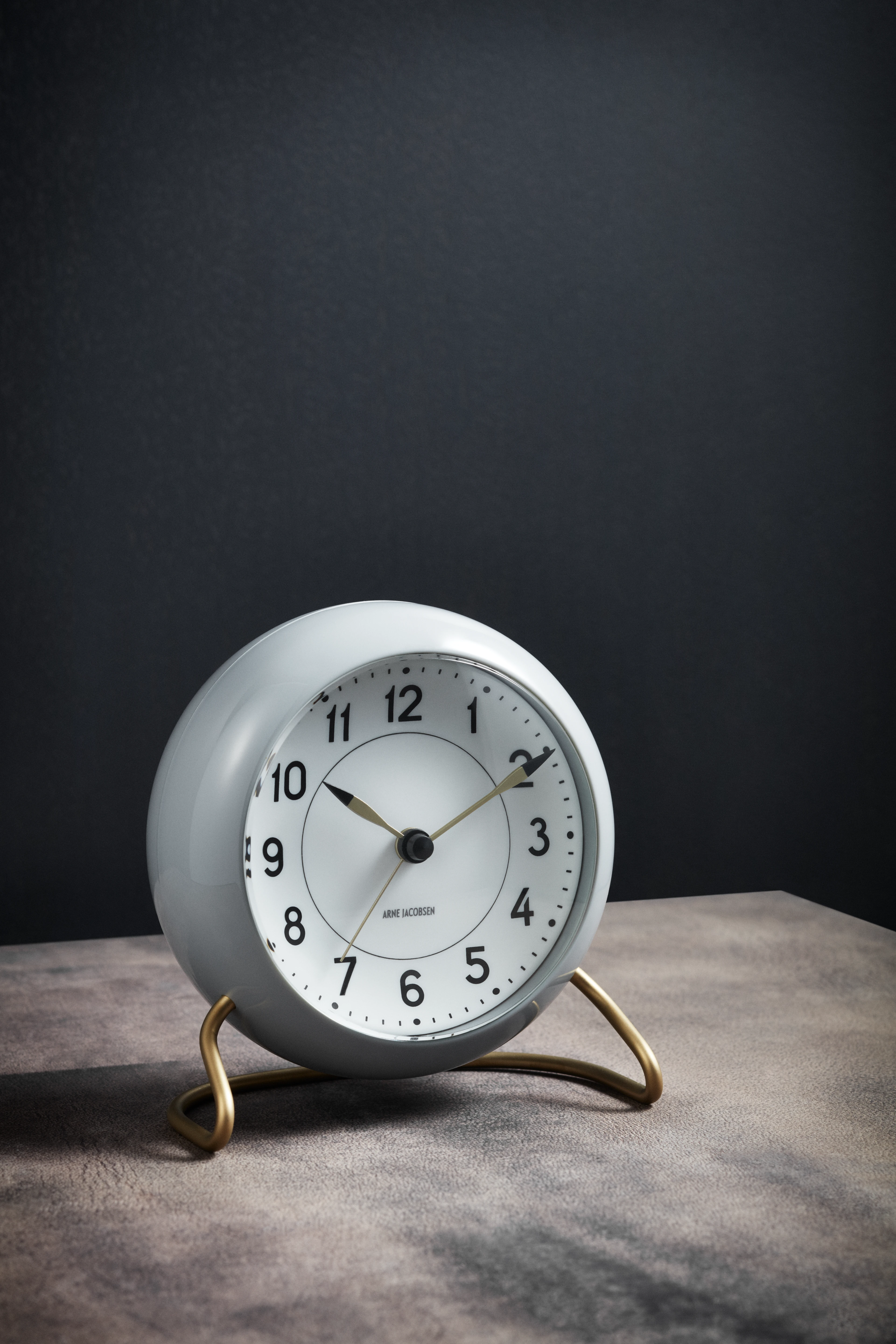 ARNE JACOBSEN 置き時計 Station Table clock AJ Station table clock from Arne Jacobsen Clocks - NordicNest.com