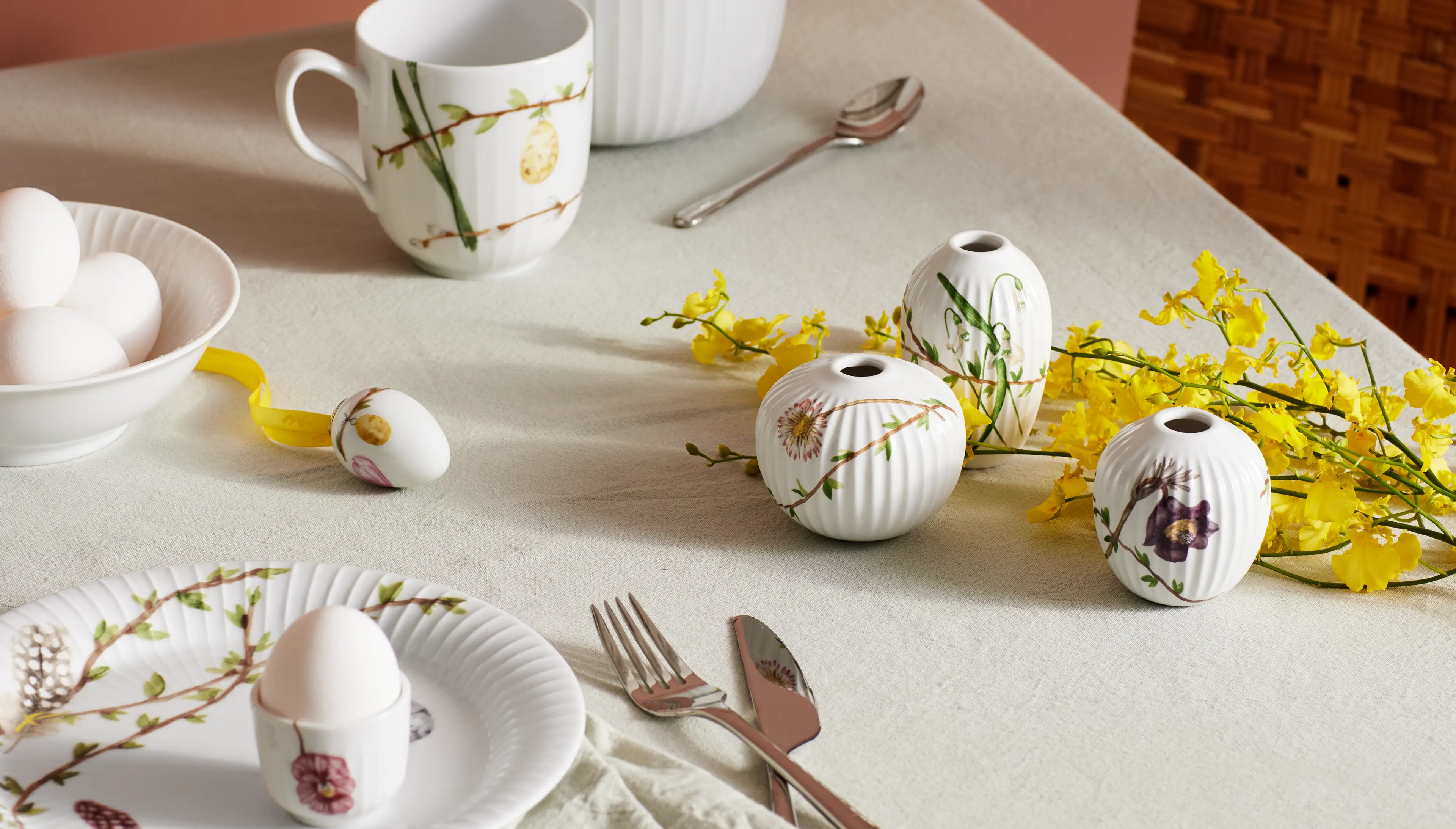 Easter tableware from Kähler. Vases, cups, egg cups and tableware with Easter motif.