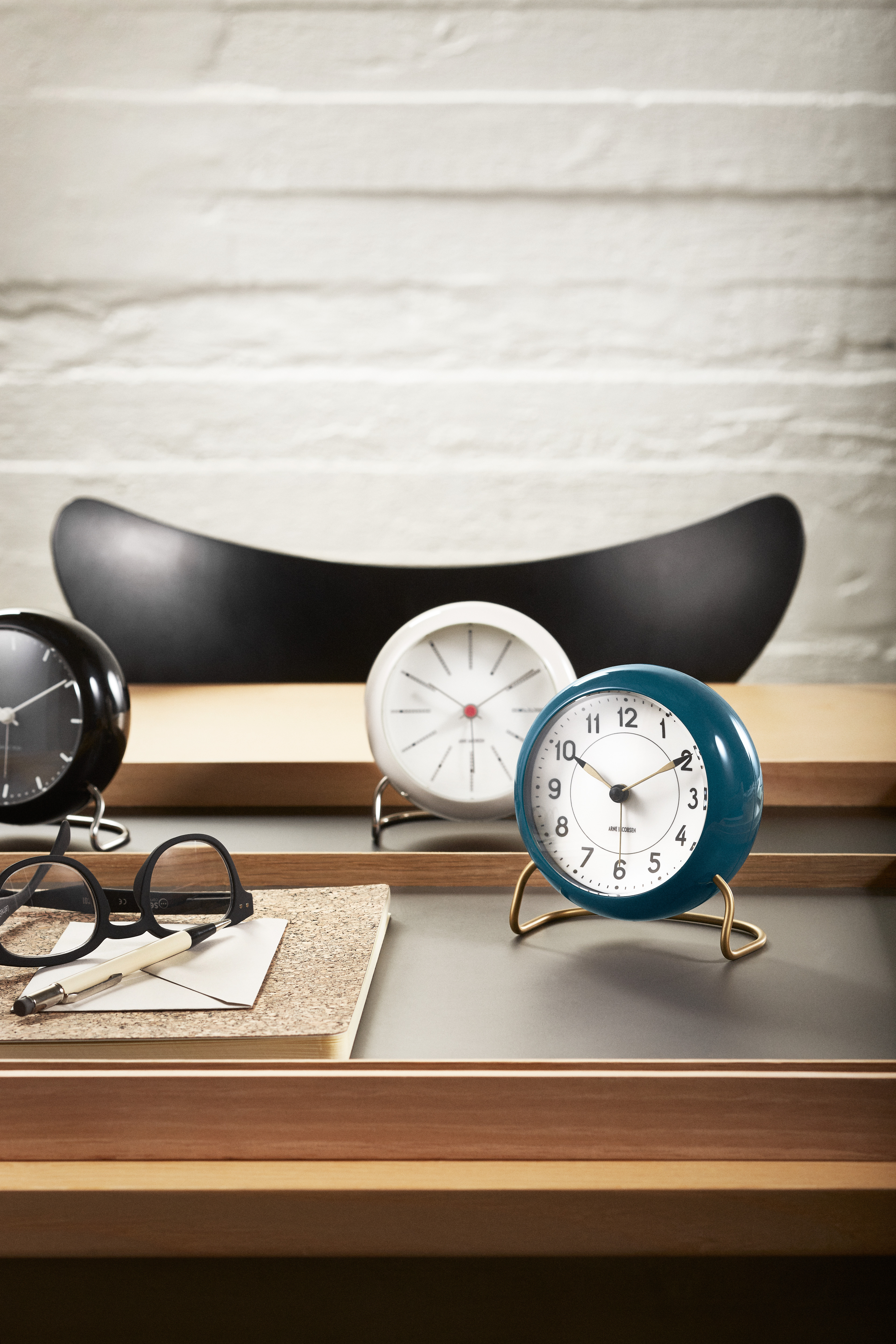 Petrolblaue Tischuhr aus der Serie Station von Arne Jacobsen Clocks