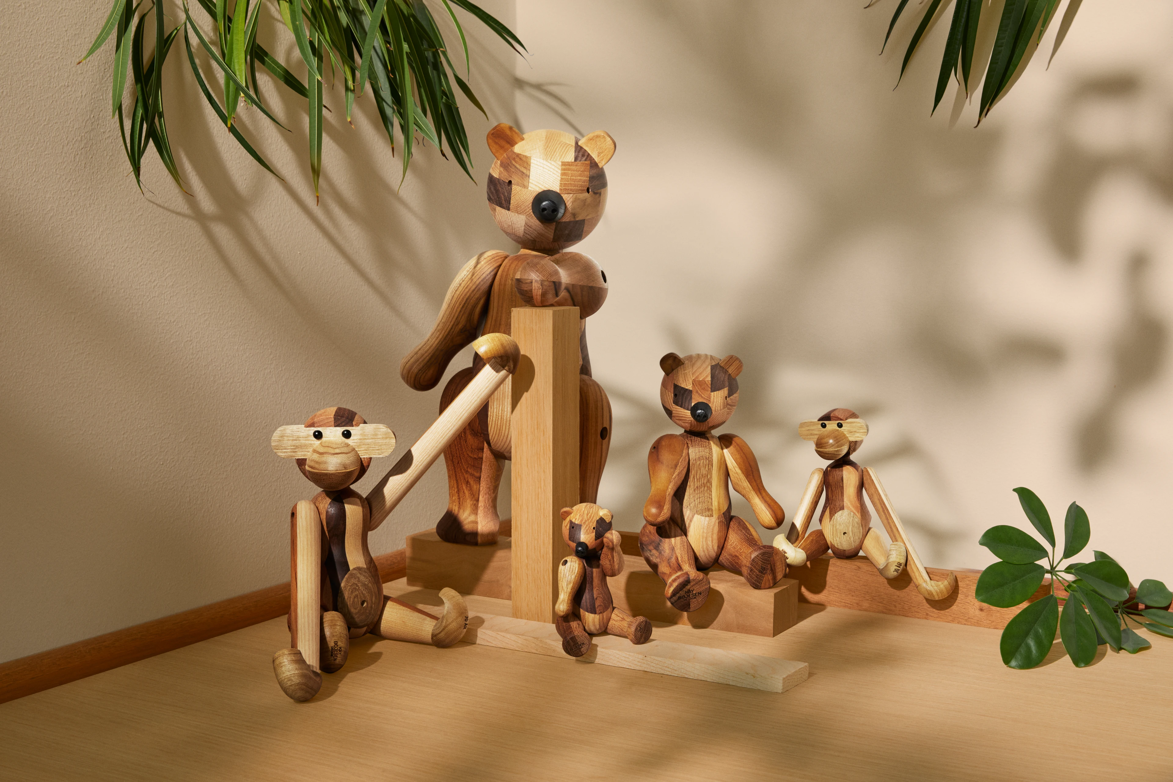 Reworked Anniversary Ape medium fra Kay Bojesen i fargen Mixed wood, laget av Tre