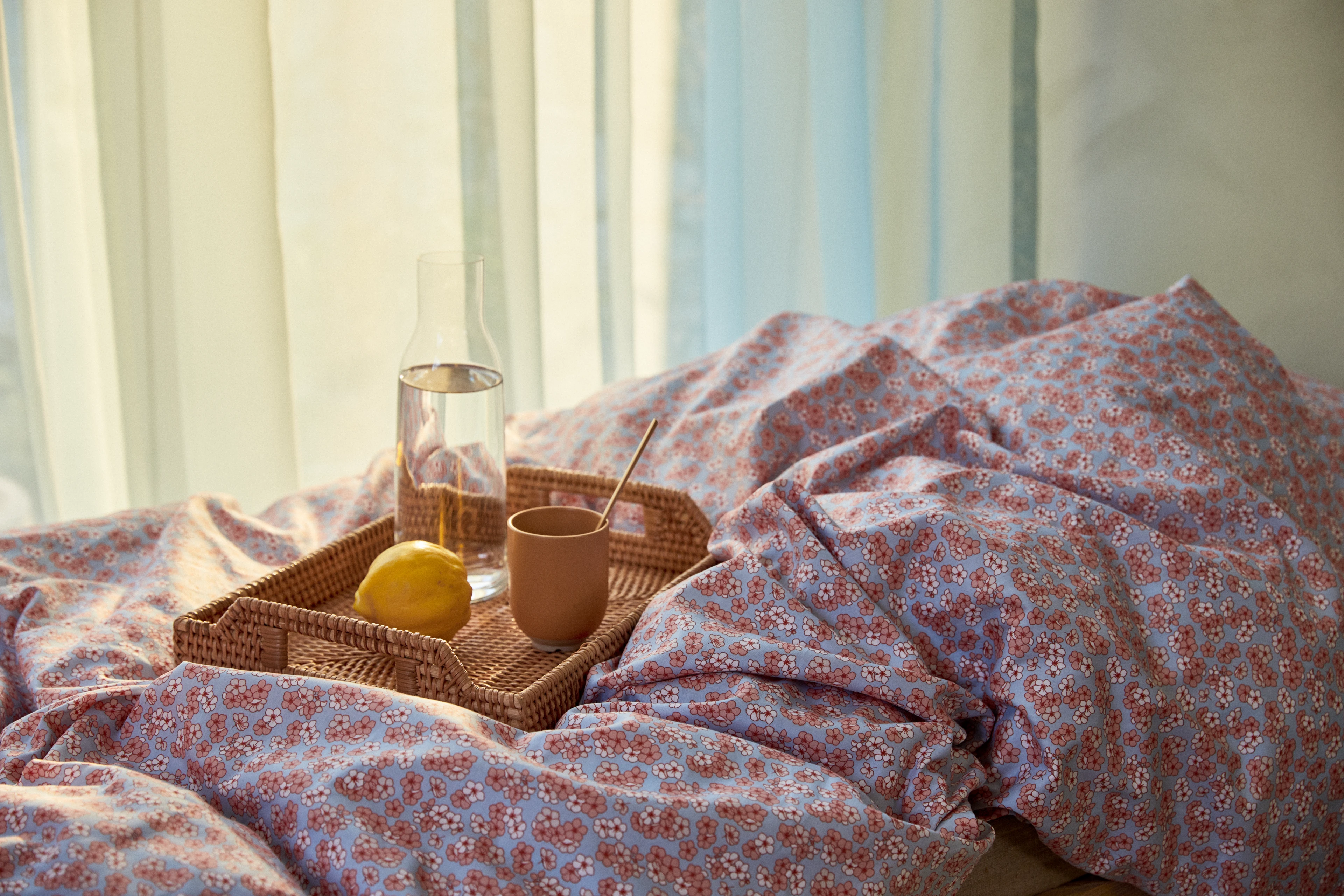 Påslakanset 150x210 cm från JUNA i färgen Ljusblå/Rose, tillverkad av Bomullsatin