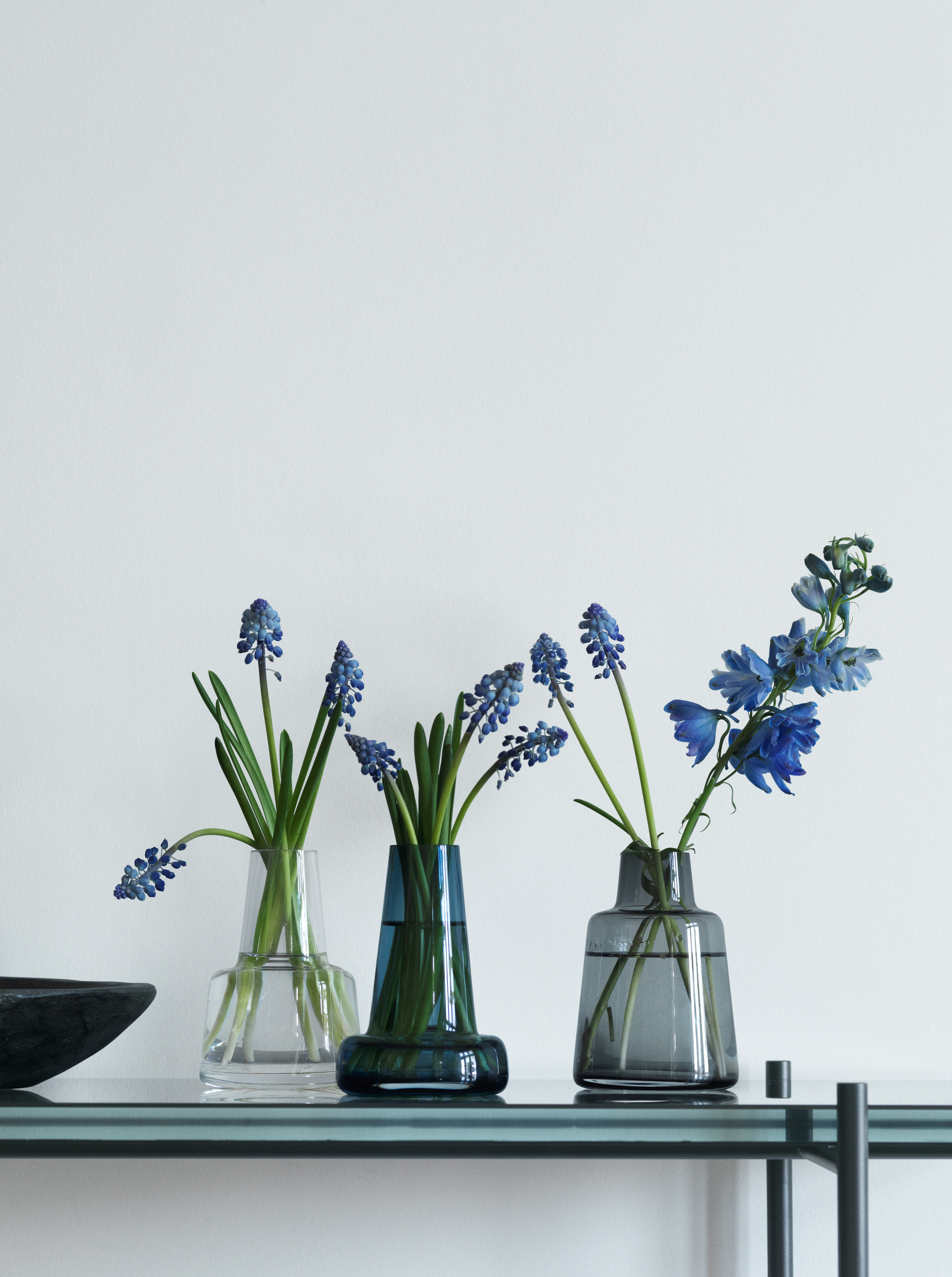 Flora vase i mundblæst glas, vase i klar, blå og sort 