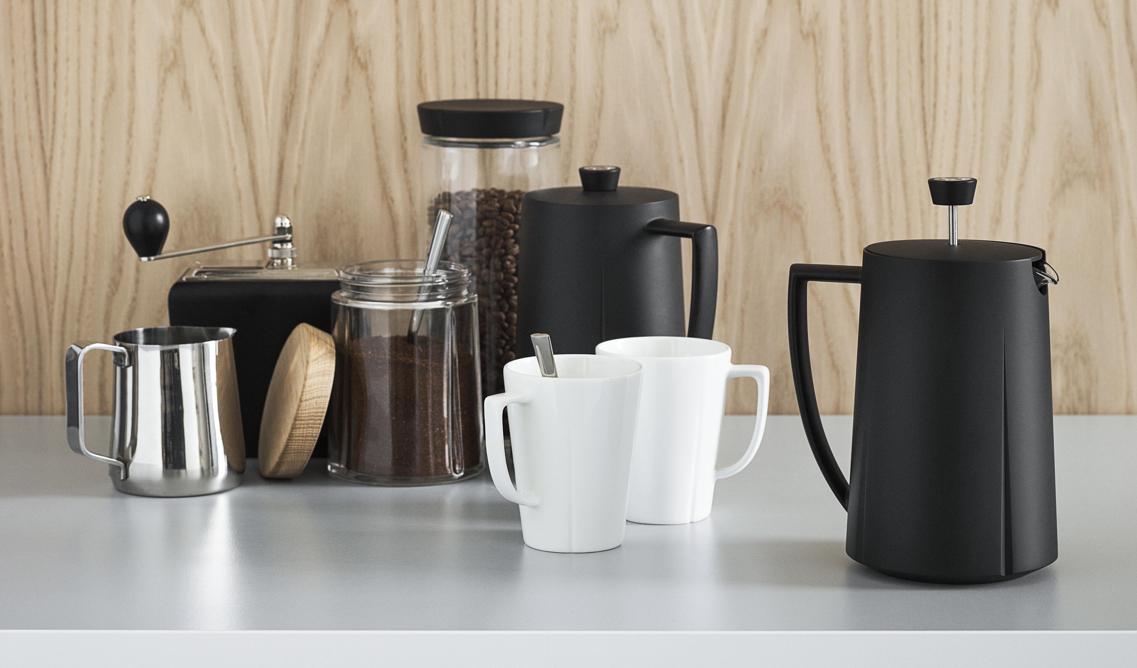 Black cafetiere ​​from Rosendahl. Matching cup with handle from Rosendahl Gran Cru
