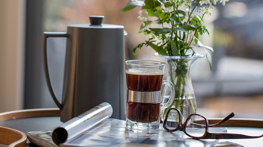 Te og kaffe tilbehør fra Rosendahl. Stempelkanne og kopp med håndtak fra Rosendahl