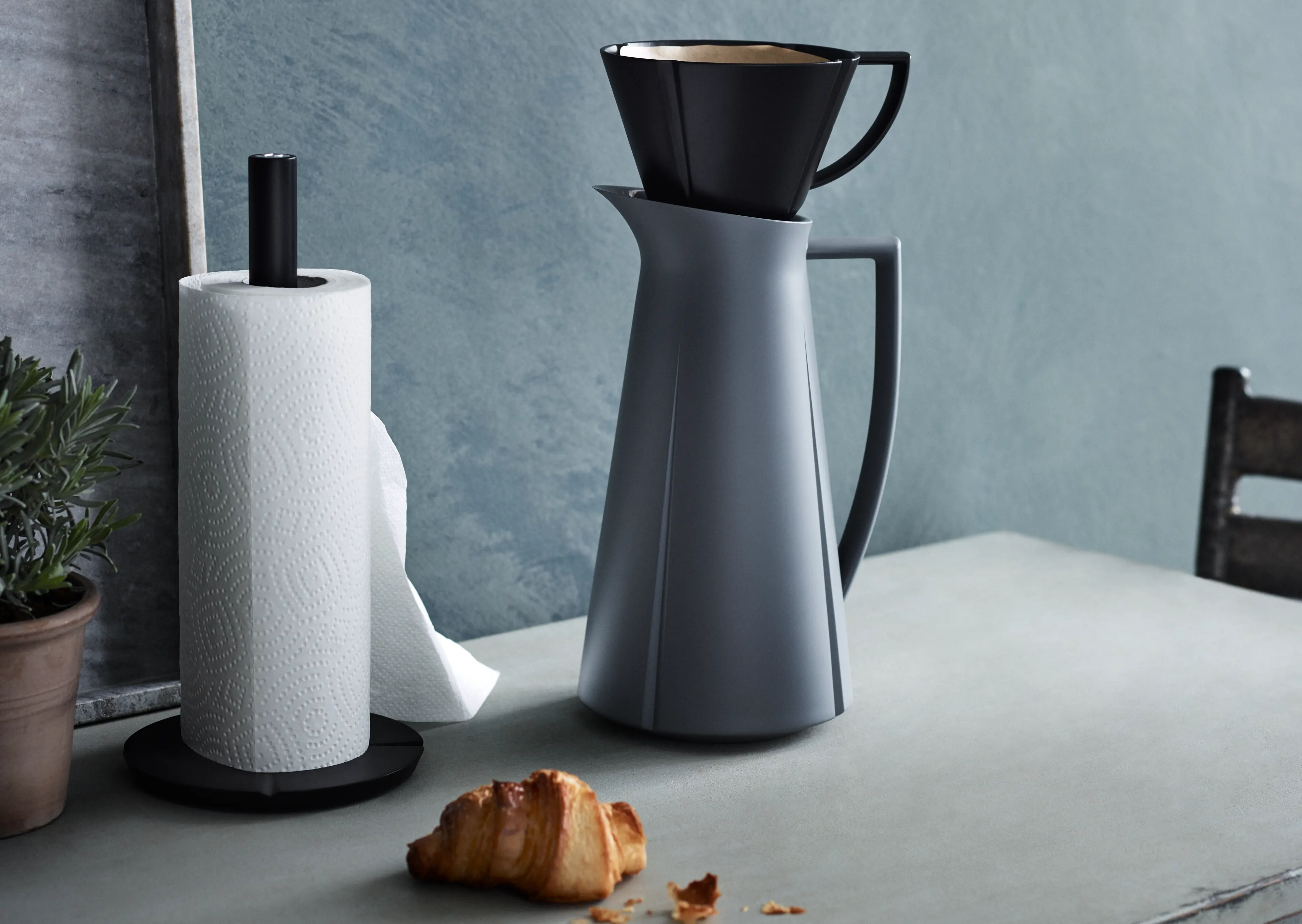 Schwarzer Küchenrollenhalter von Rosendahl Gran Cru. Graue Thermoskanne aus der Gran Cru Serie bei Rosendahl