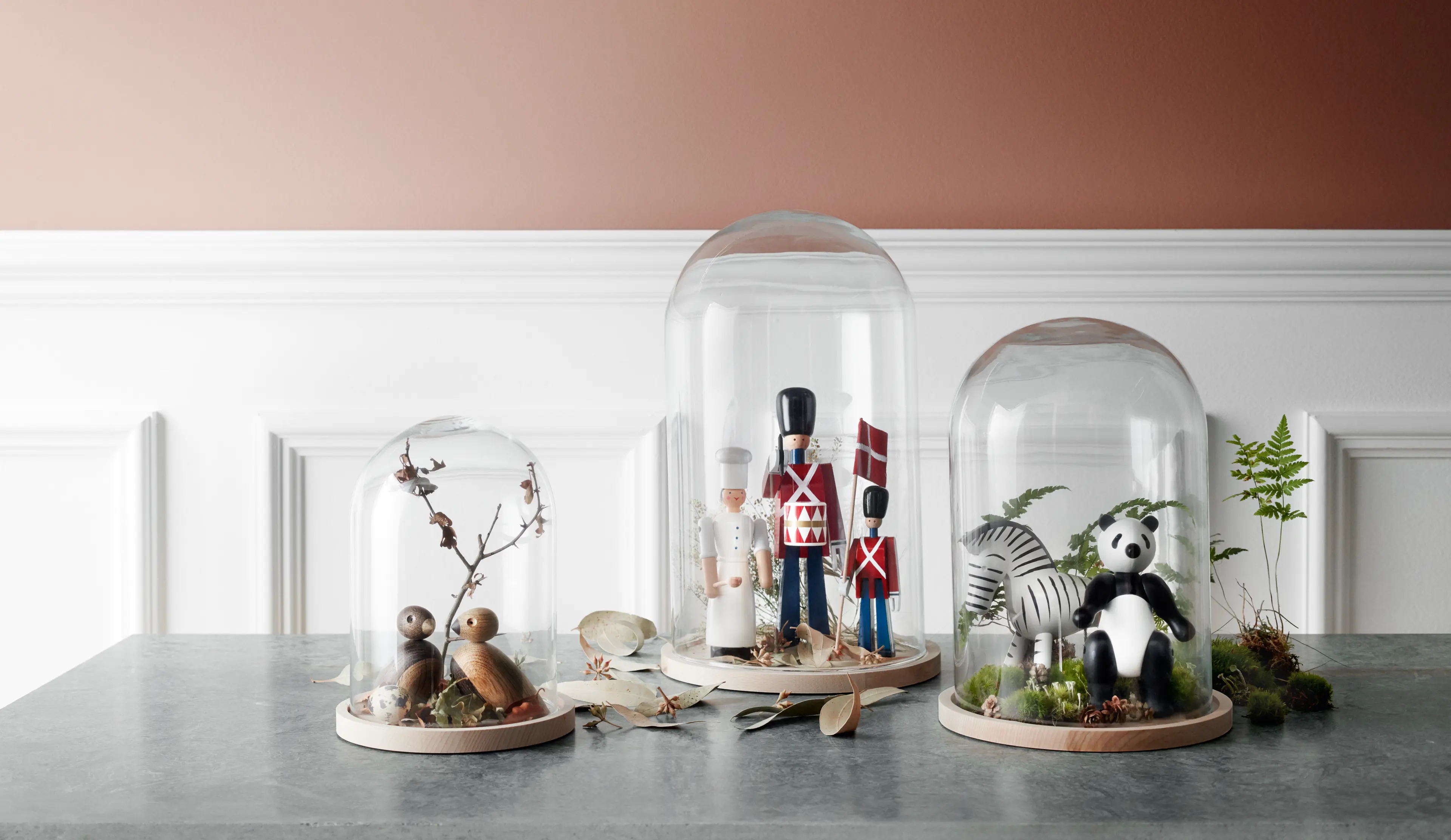Träfigurer och skulpturer från Kay Bojesen. Träfåglar, Cook, Garder, Zebra och Panda från Kay Bojesen.