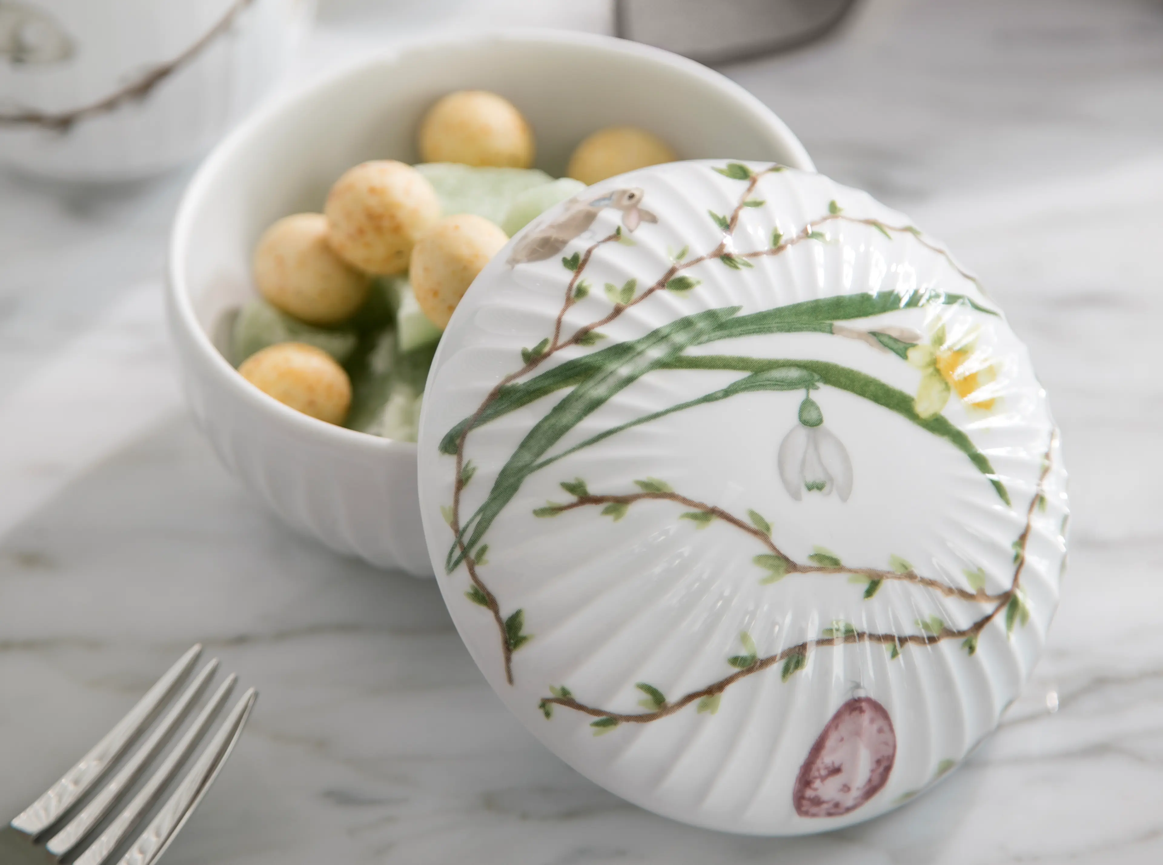  Bonbonniere von Kähler Design. Weiße Bonbonniere aus Porzellan und mit gemaltem Muster