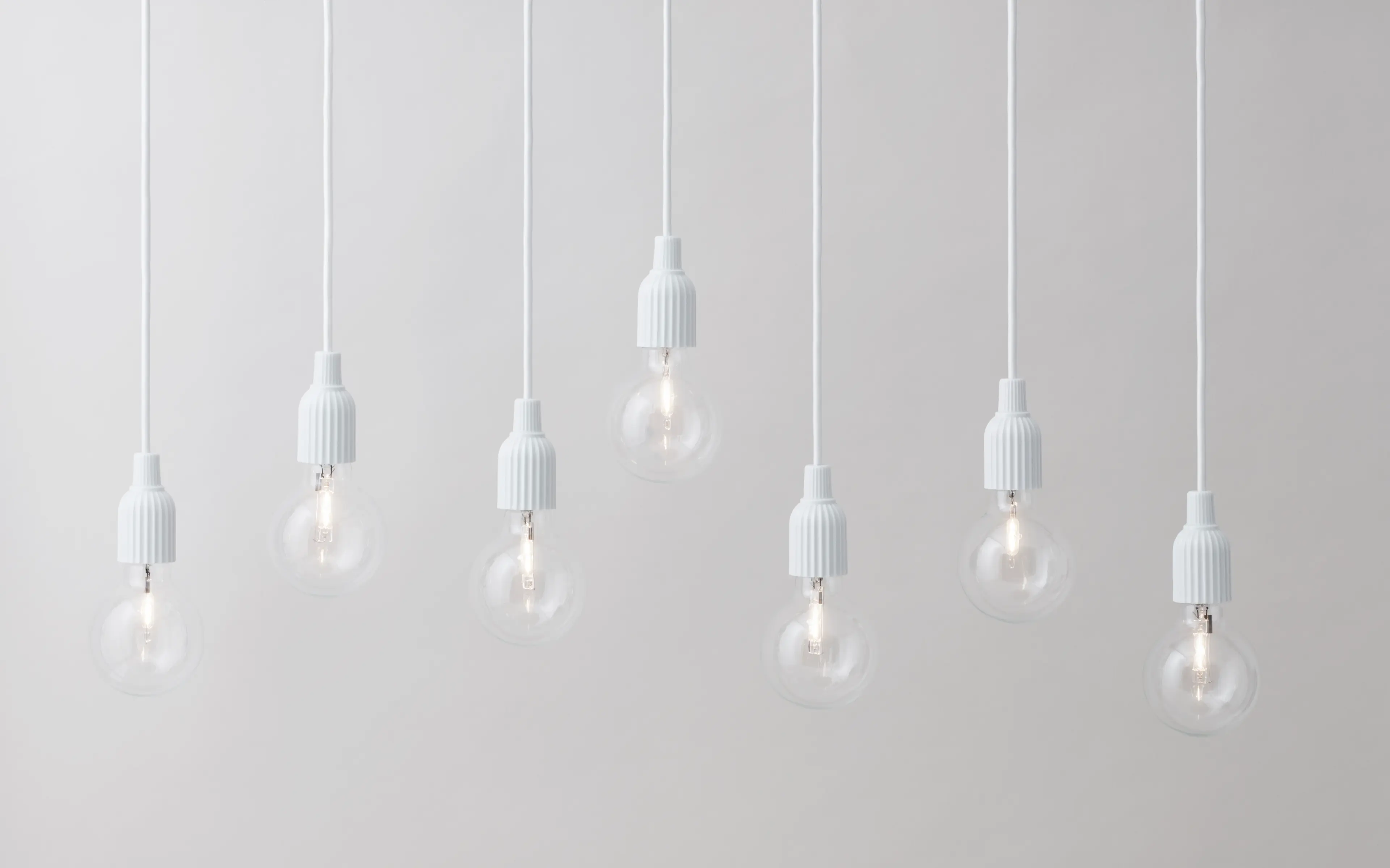Belysning fra Rosendahl.com. Lamper fra Lyngby Porcelæn med hvid porcelæns fatning og lang hvid ledning