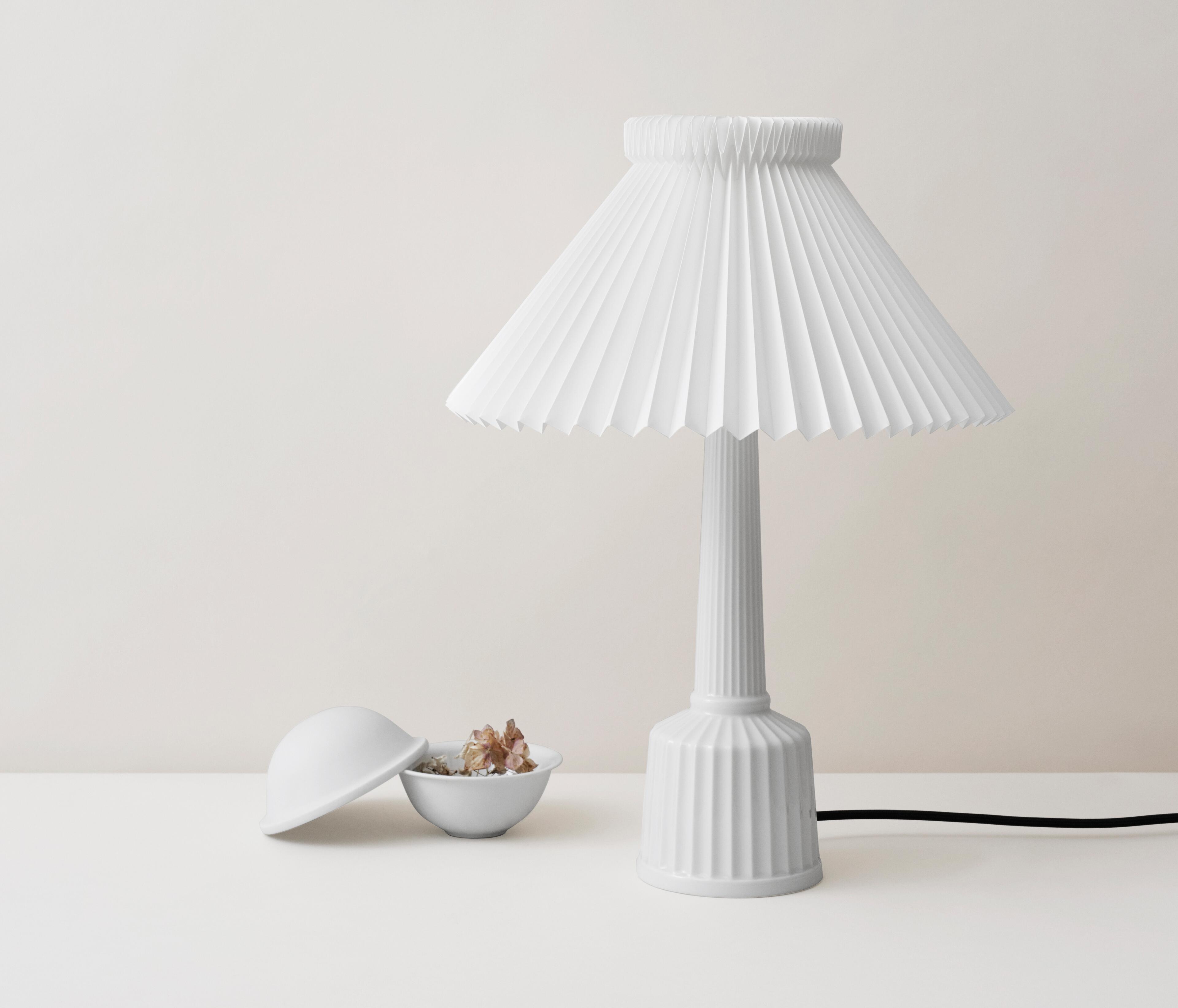 Bordlampe i hvid porcelæn fra Lyngby Porcelæn med hvid lampeskærm