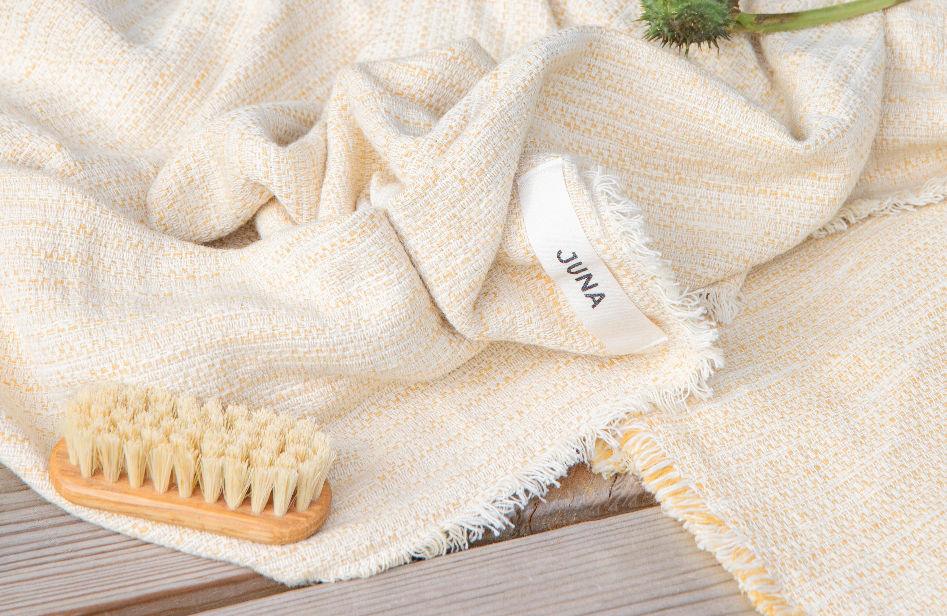 Håndklæder fra JUNA. Lyst gult håndklæde til strand og hjemme