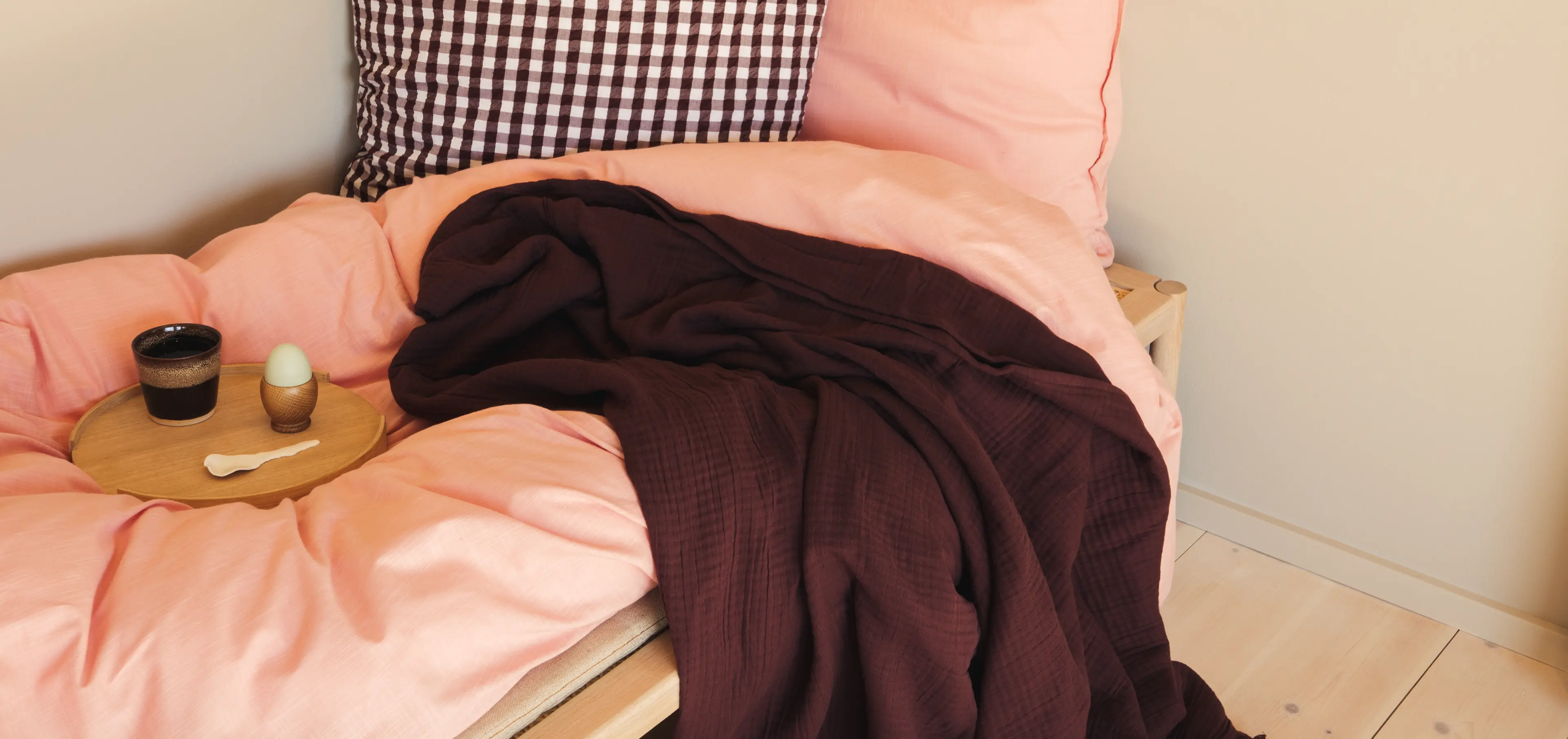 Bedspread from JUNA in burgundy. JUNA bedspread, sheets and pillowcases