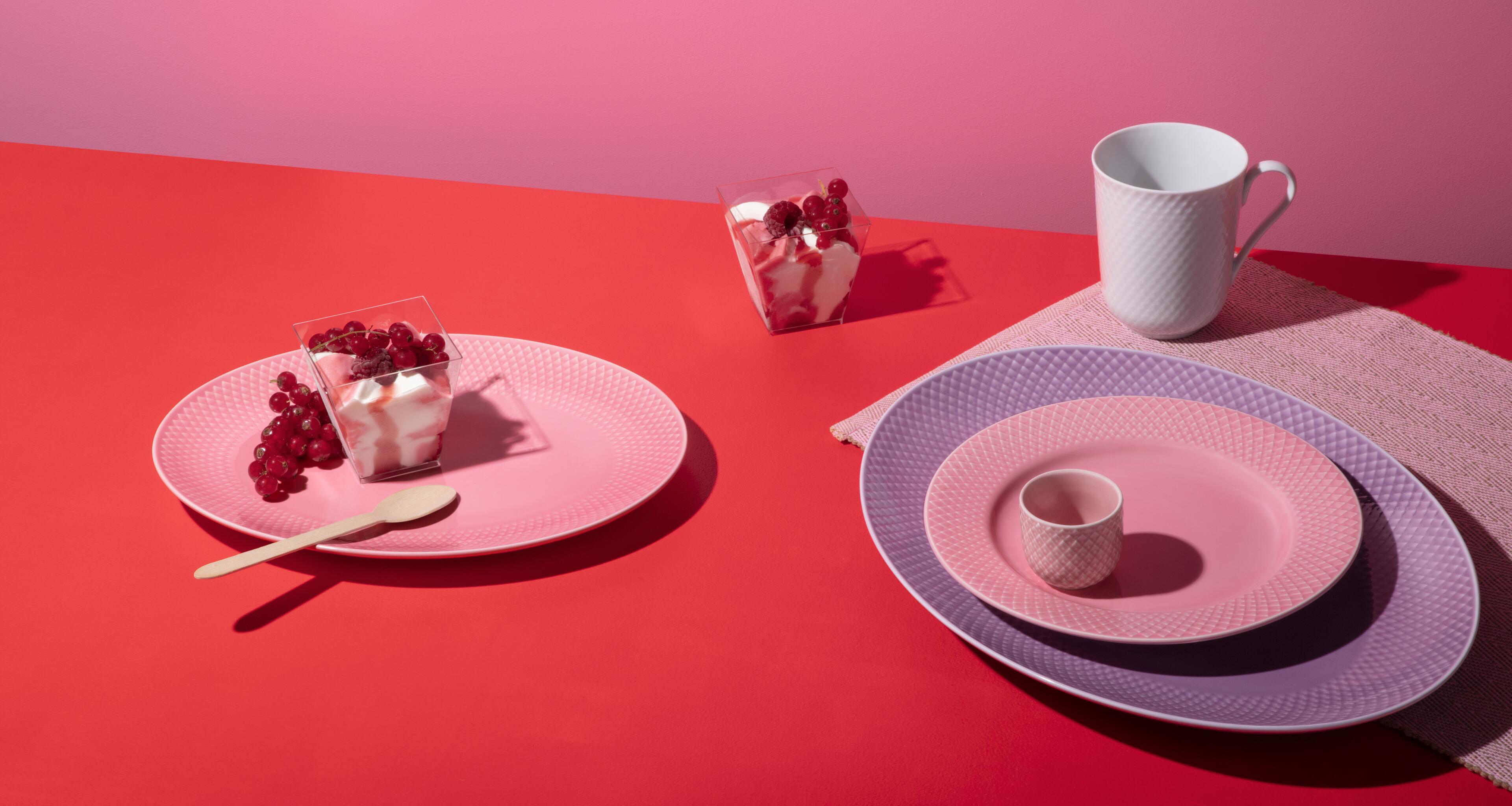 Dekkeservietter fra Lyngby Porcelæn i forskjellige farger. Dekkeservietten  i rosa. Rosa og lilla Rhombe Color servise.