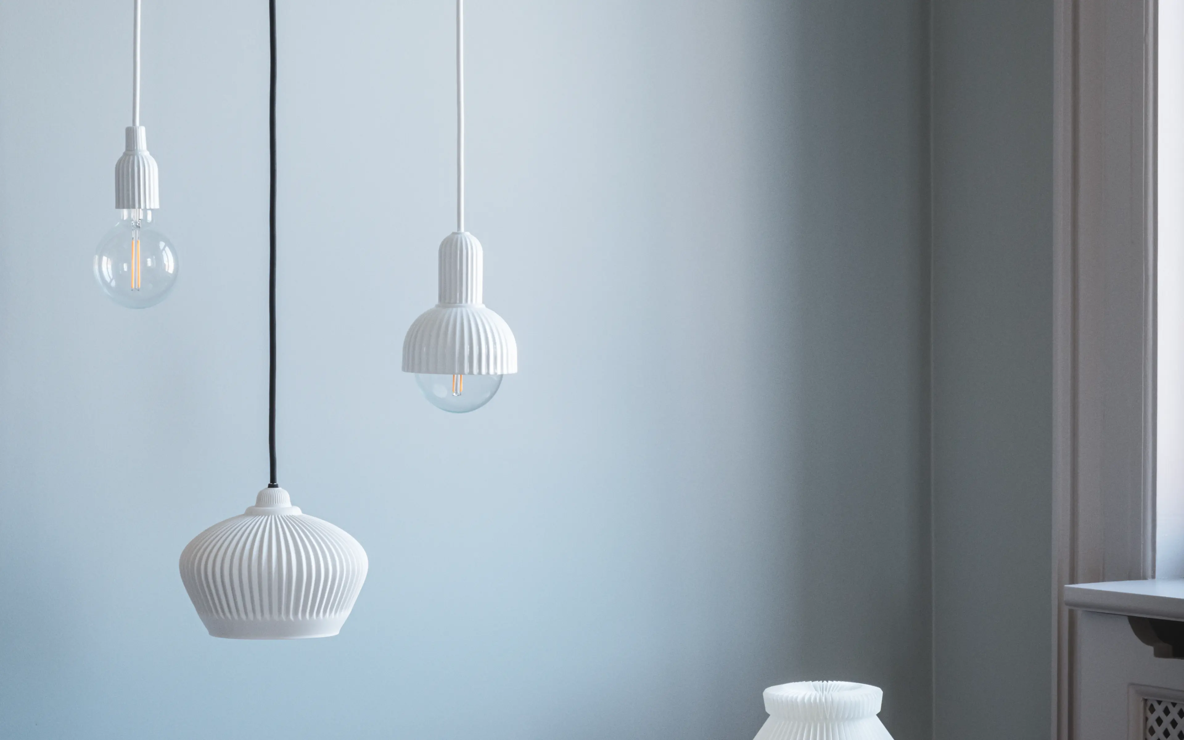 Deckenlampen mit verschiedenen Formen. Pendelleuchten, lame mit großem Leuchtmittel von Lyngby Porcelæn. Lampen aus geriffeltem weißem Porzellan