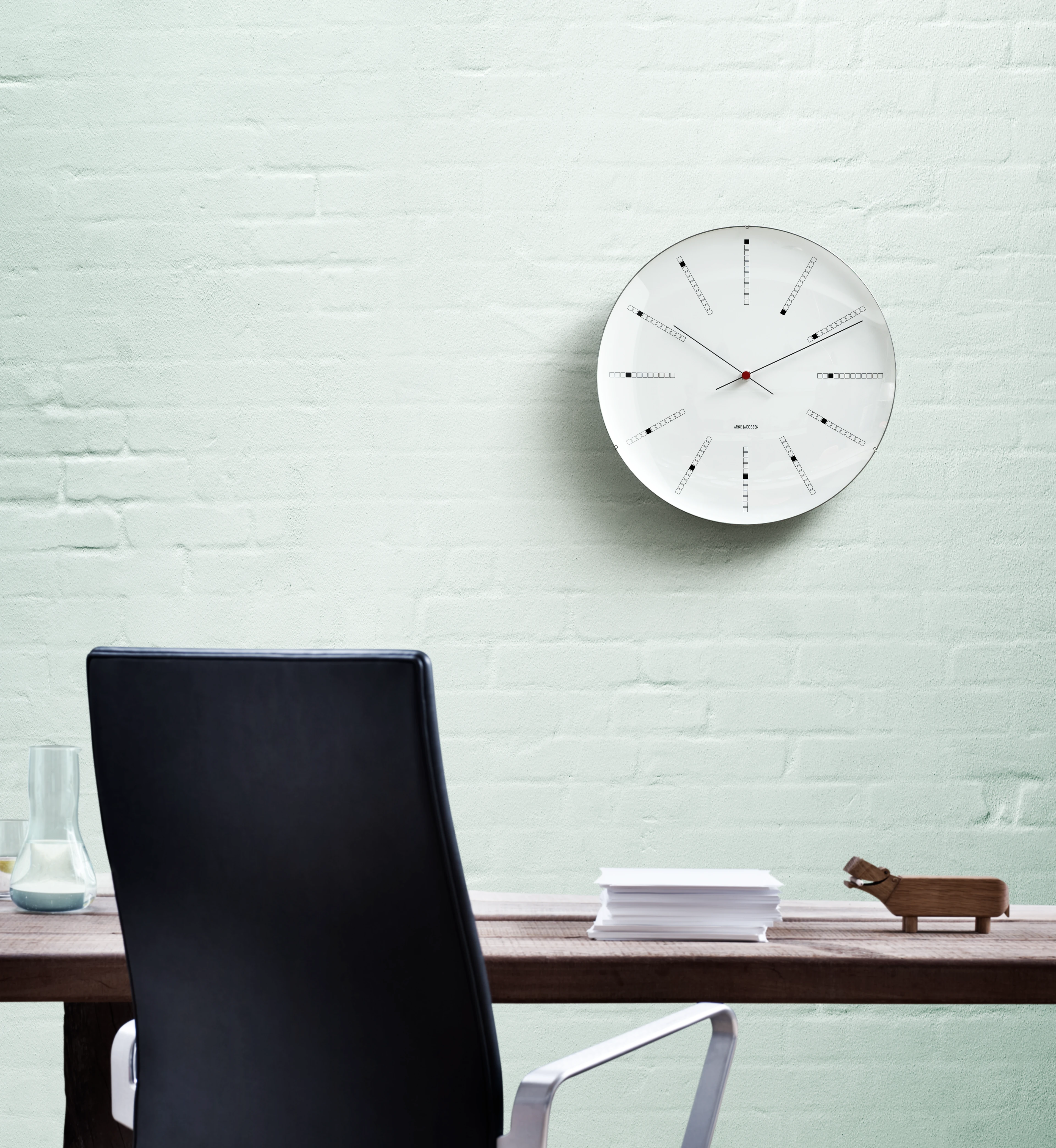 Arne Jacobsen Clocks Wanduhr Ø29 cm in Weiss/Schwarz/Rot