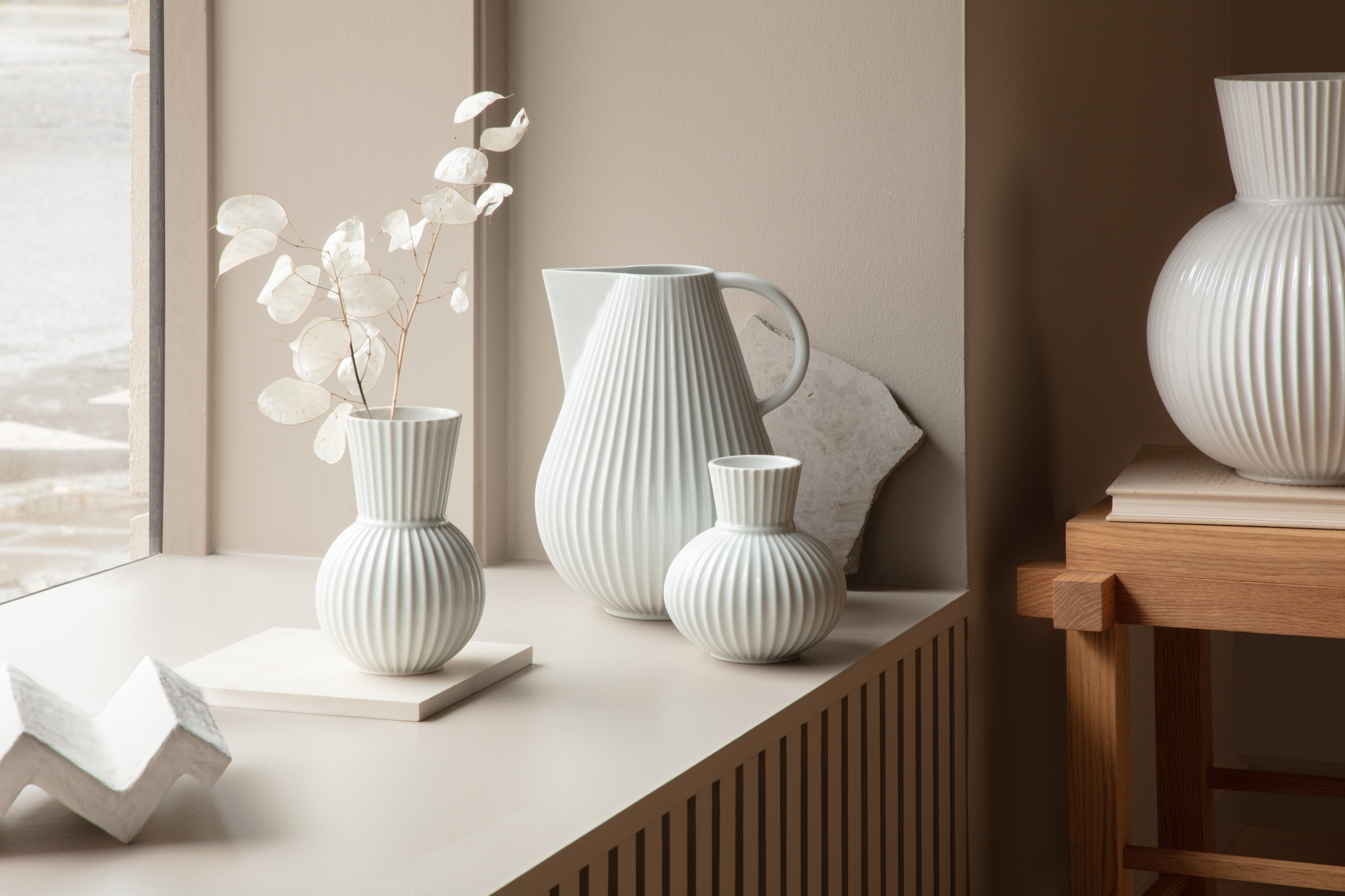 Vaser i vinduskarmer i Tura-serien fra Lyngby Porcelæn