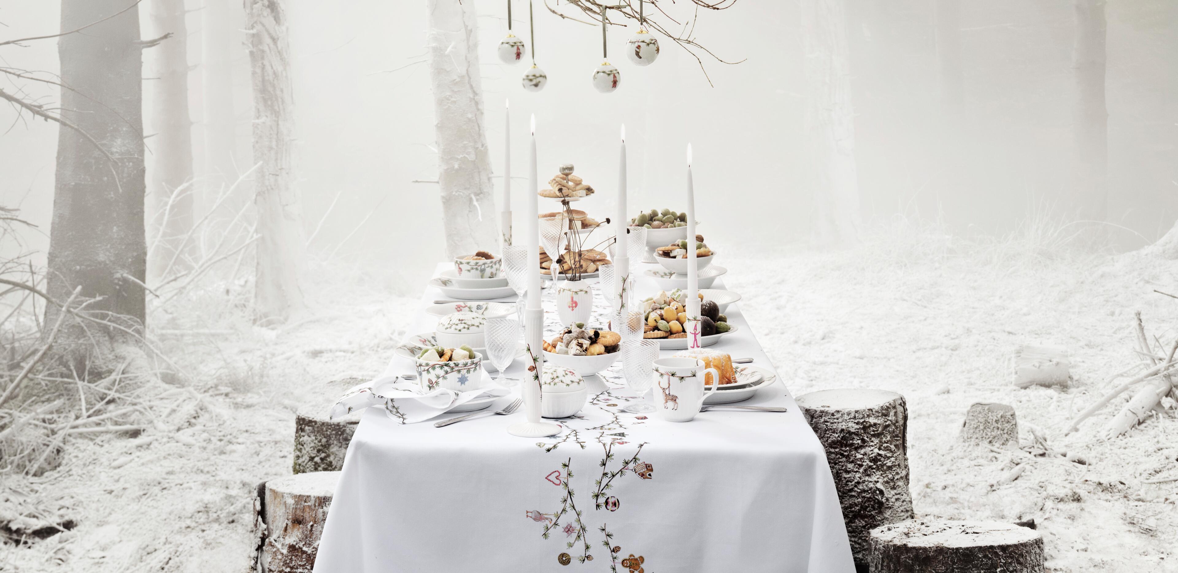 Christmas tableware from Kähler. Christmas tablecloth, Christmas tableware, vases with Christmas decoration and bonbonniere with Christmas motifs from Hammershoi Kähler