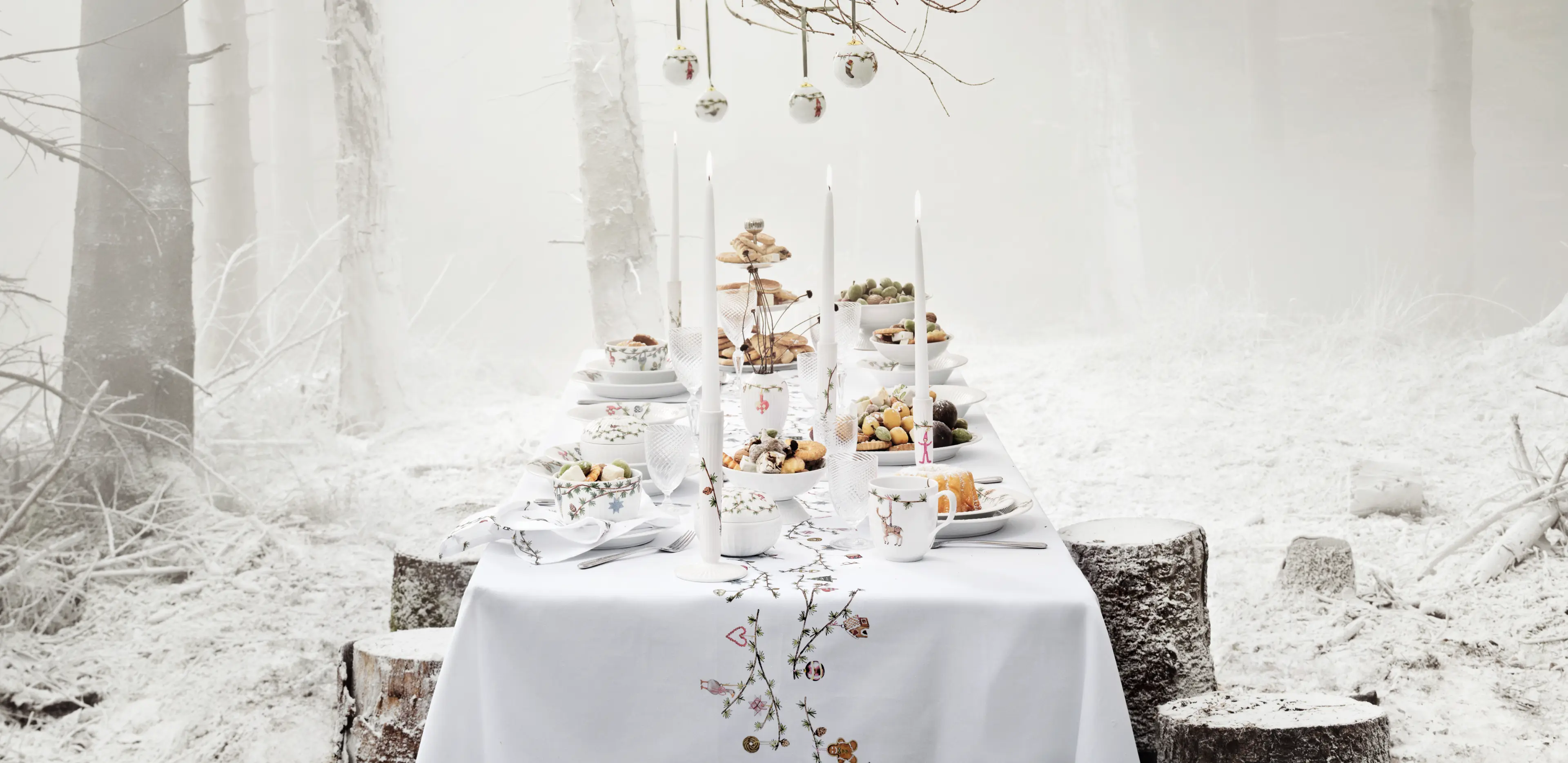 Christmas tableware from Kähler. Christmas tablecloth, Christmas tableware, vases with Christmas decoration and bonbonniere with Christmas motifs from Hammershoi Kähler