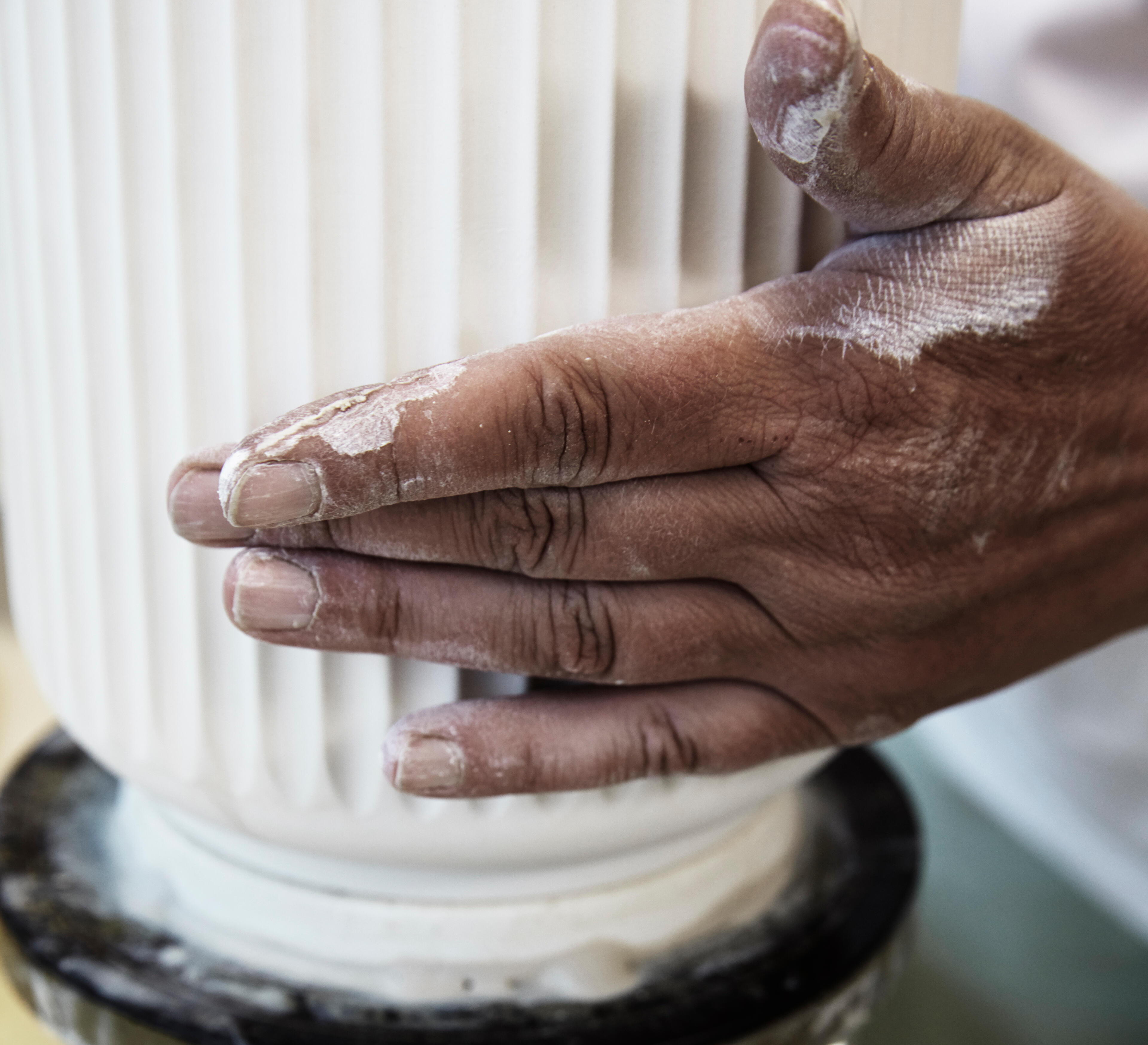 Lyngbyvasen från Lyngby Porcelæn är tillverkad för hand