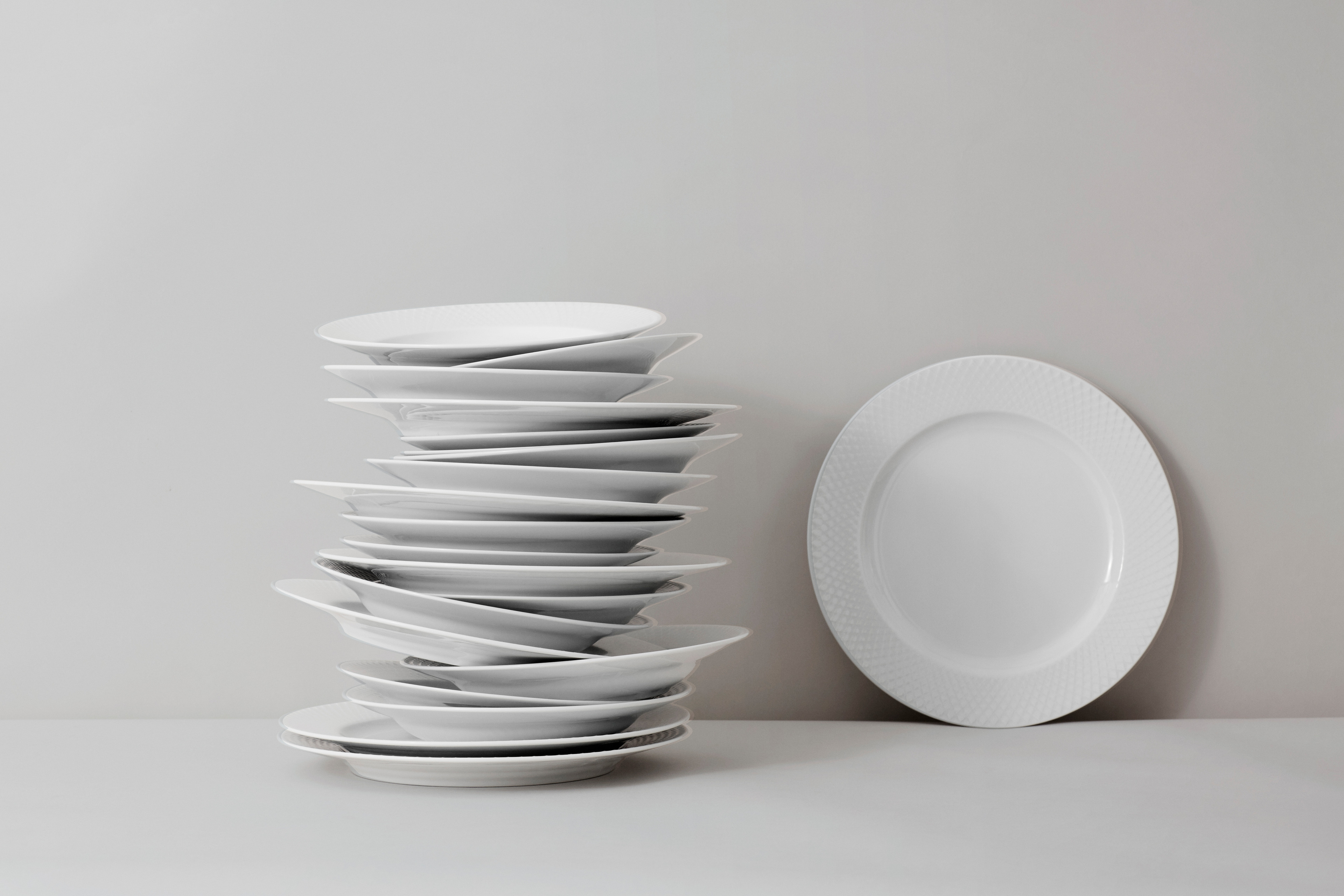 Rhombe-tallerkener i stabel fra Lyngby Porcelæn