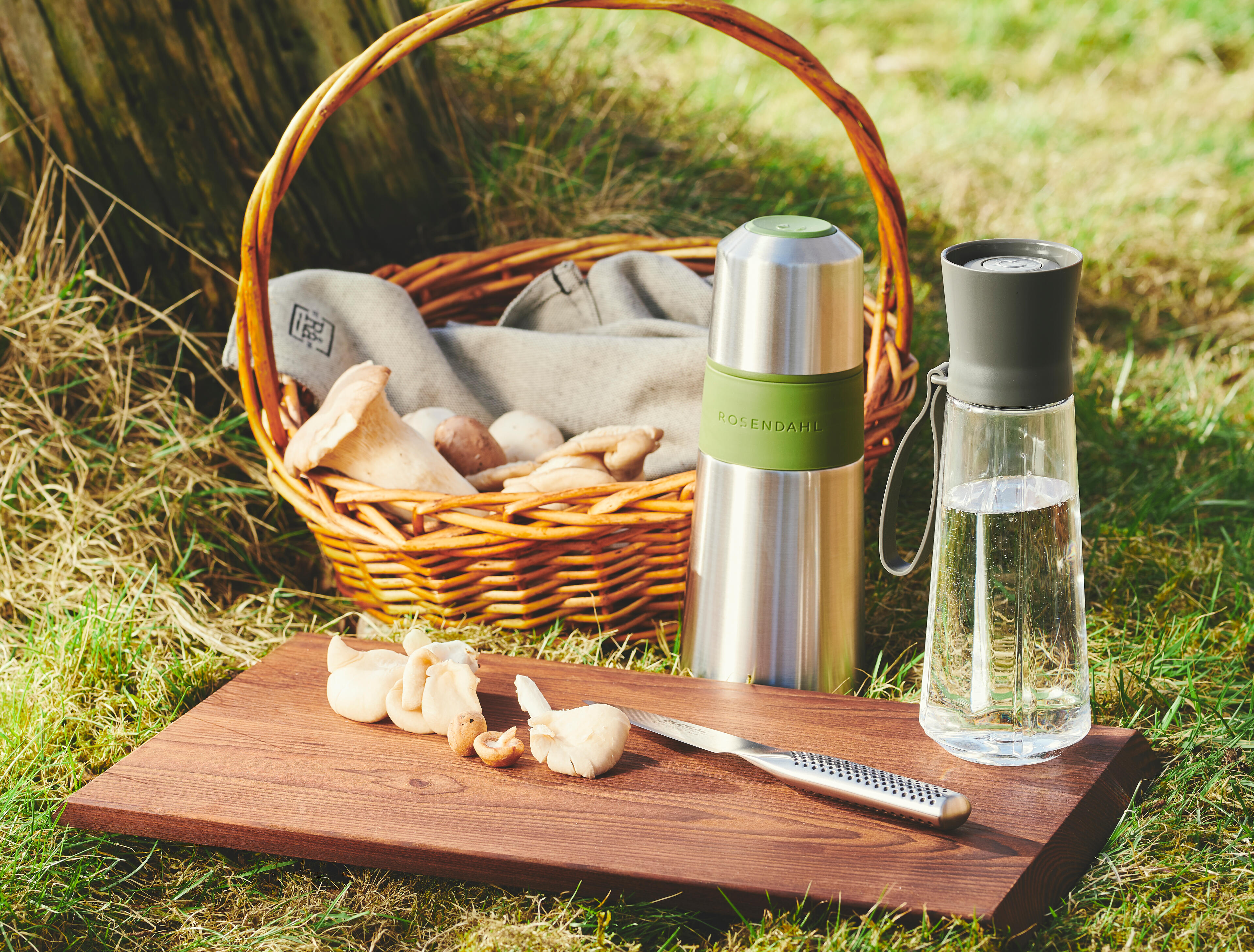 Schneidebrett, Thermobecher und Flasche von Rosendahl. Leben im Freien