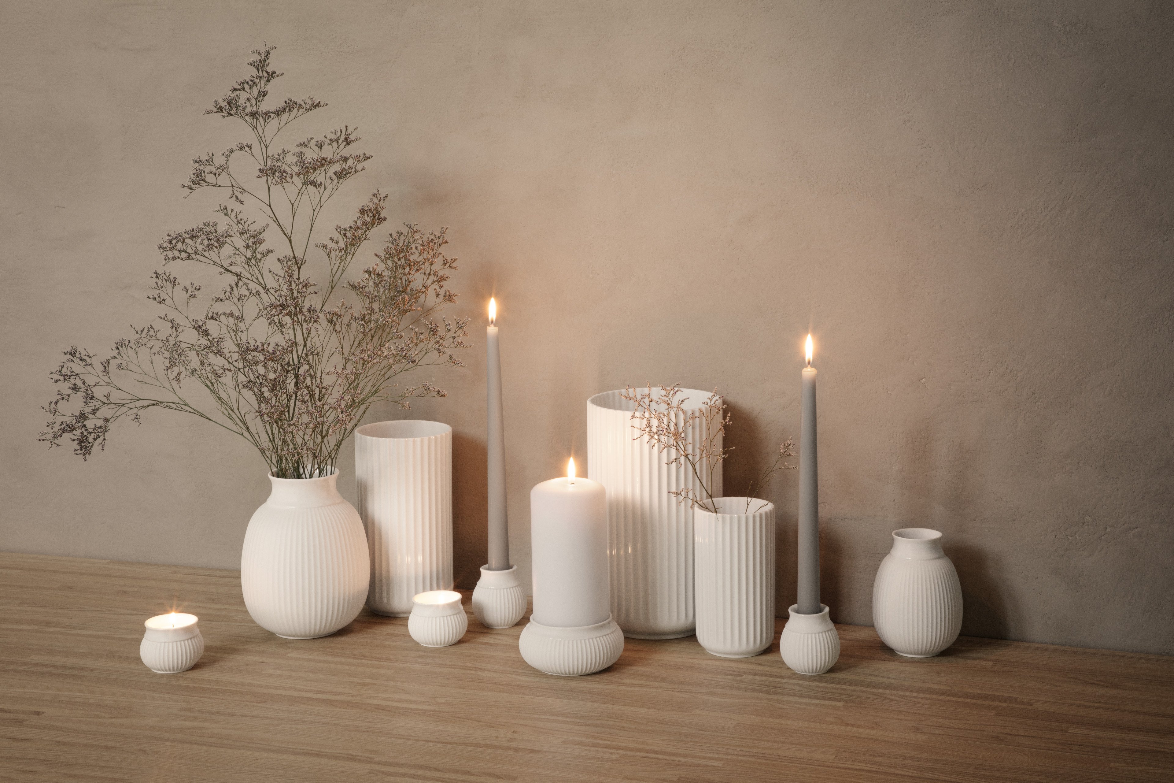 Vaser og lysestaker fra Lyngby Porcelæn på et bord