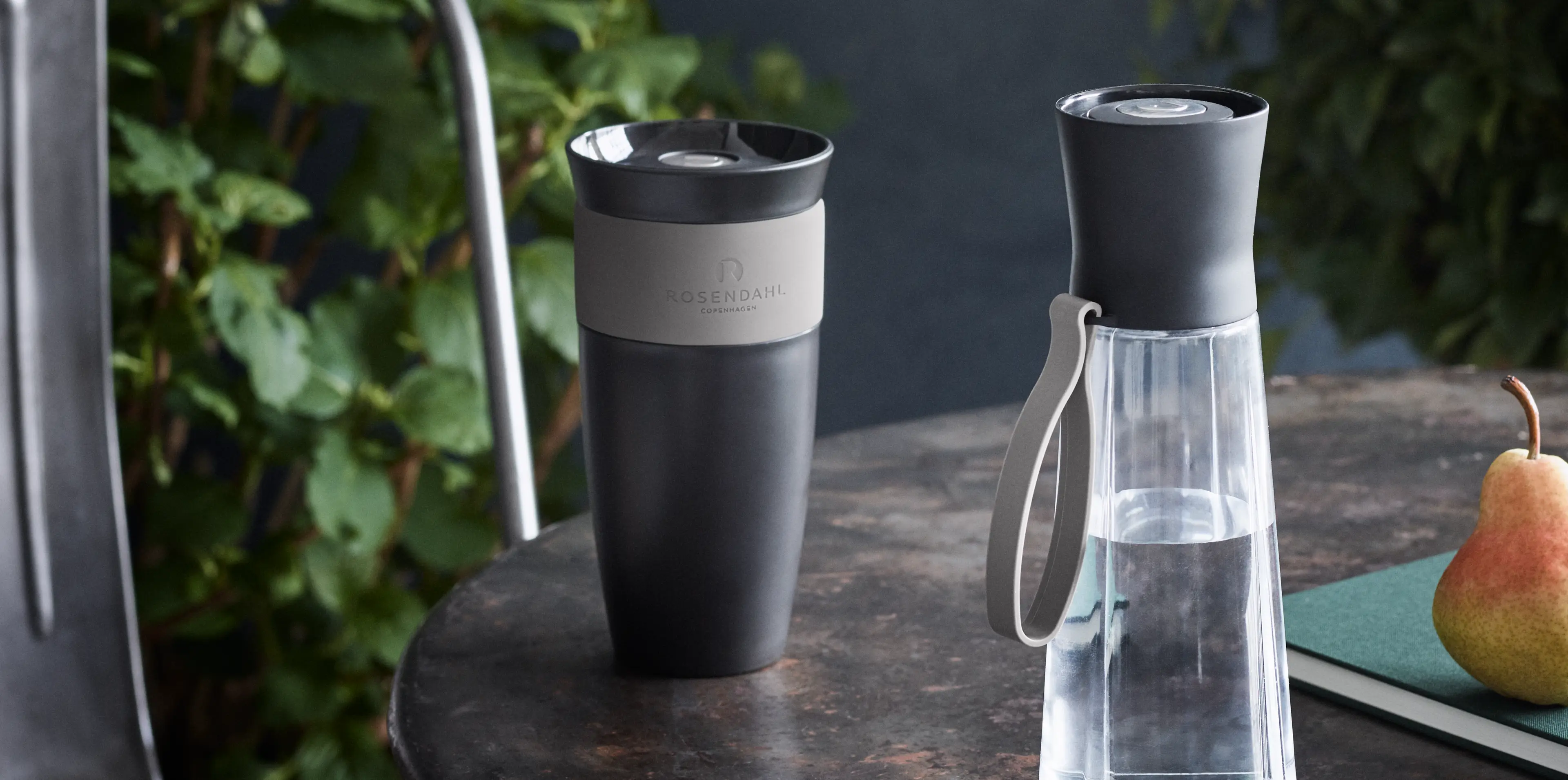 To-go cups from Rosendahl. Black to-go cup with gray edge.