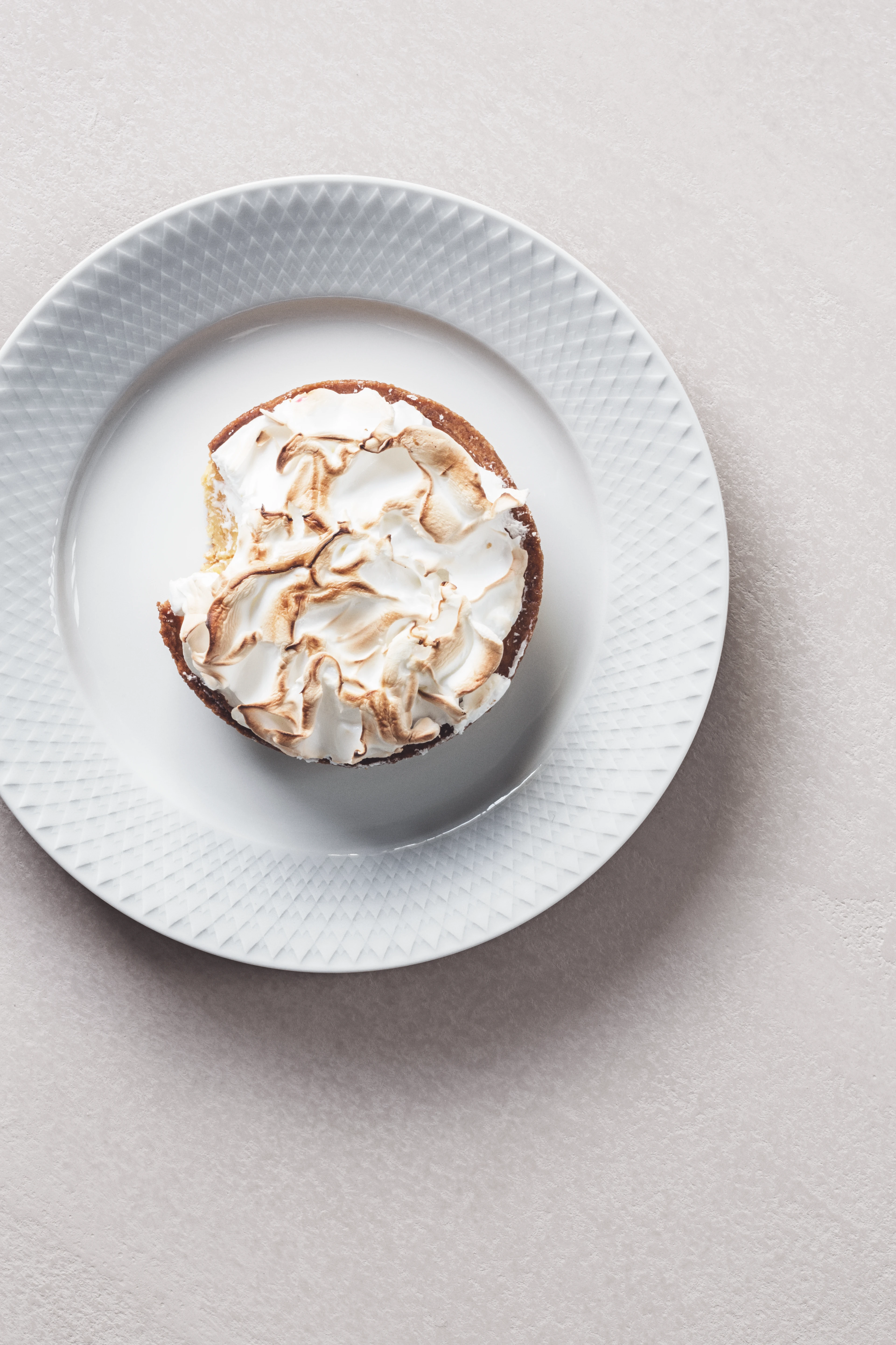 Teller in Rhombe-Geschirr von Lyngby Porcelæn mit Kuchen darauf