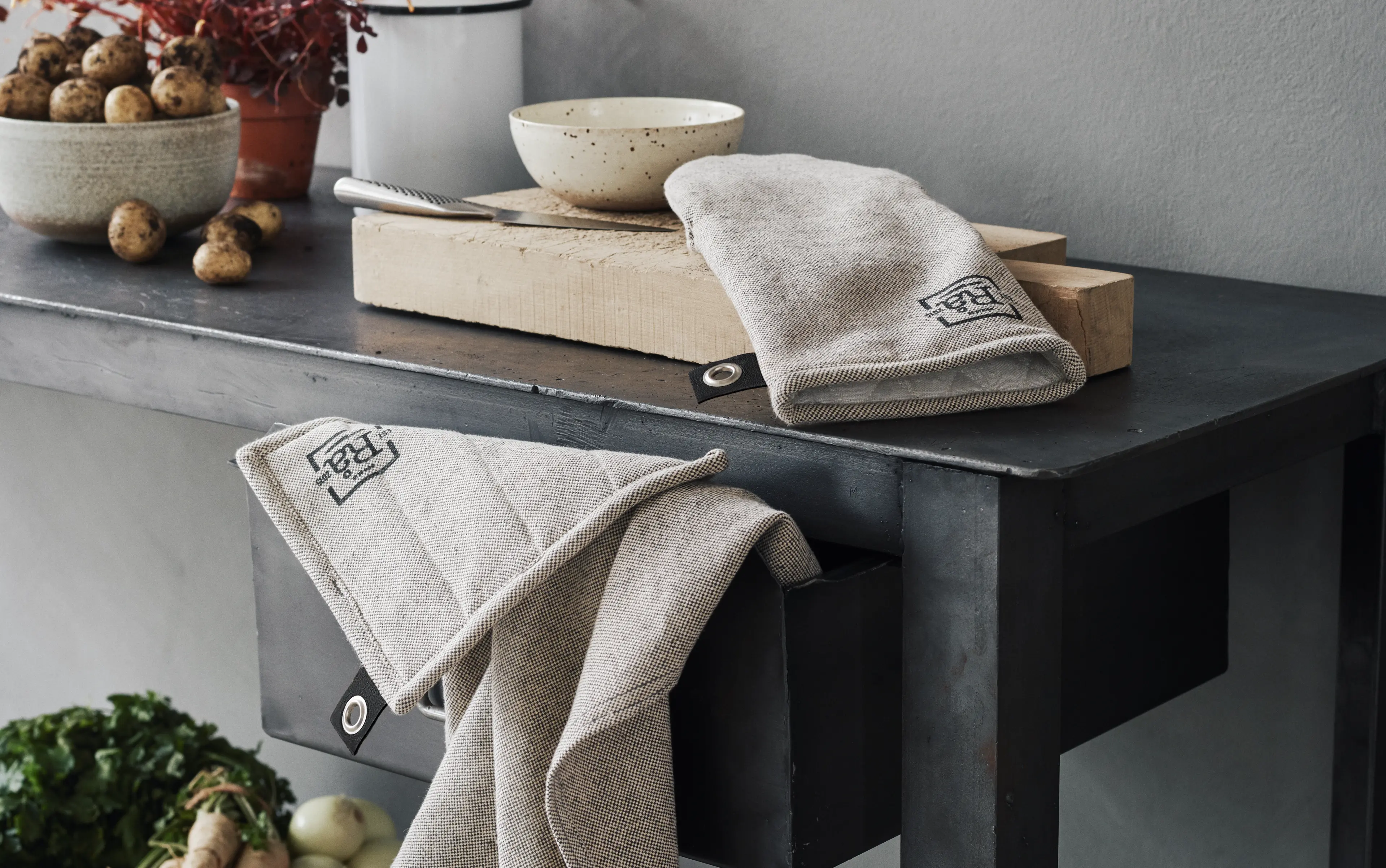 Potholders and grill glove from JUNA